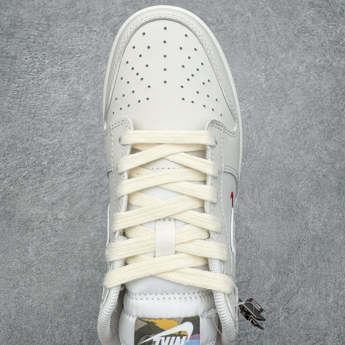 图片[4]-＃YC纯原 NK Dunk Pegasus Pack 马年限定CNY新年款脱缰系列 舒适贴合低帮板鞋 白色 WW1228-174 这次官方选择从中国古代图腾中汲取灵感，以天马作为主设计元素。可以看到鞋身有大量的细腻刺绣，来表达这一主题。包括鞋舌、鞋垫等各处也都填满了特殊细节，彰显 CNY 的特殊规格。甚至鞋带前端也都是为此次专门设计的造型，带来浓郁的生肖氛围。实力大厂出品 新配色陆续开发 利润个位数只为口碑 全套原纸板楦头开发 确保原汁原味 完美呈现DUNK版型 一比一鞋头弧度高度鞋身弧度 此版本只针对中端市场 皮料材质有所更替 其他数据细节工艺流程均保持一致 绝不口嗨 细节品控鞋型随意对比 独家私模官方第六代原厂航空铝磨具打磨大底 鞋头坡度极致还原 无解鞋型 原盒原配 圈内天花板工艺 原厂玻璃冲刀 超高清洁度 全鞋零毛边皮料切割 原厂中底布点胶 中底布拉帮走线遵循公司 尺码：36 36.5 37.5 38 38.5 39 40 40.5 41 42 42.5 43 44 44.5 45 46-选品中心