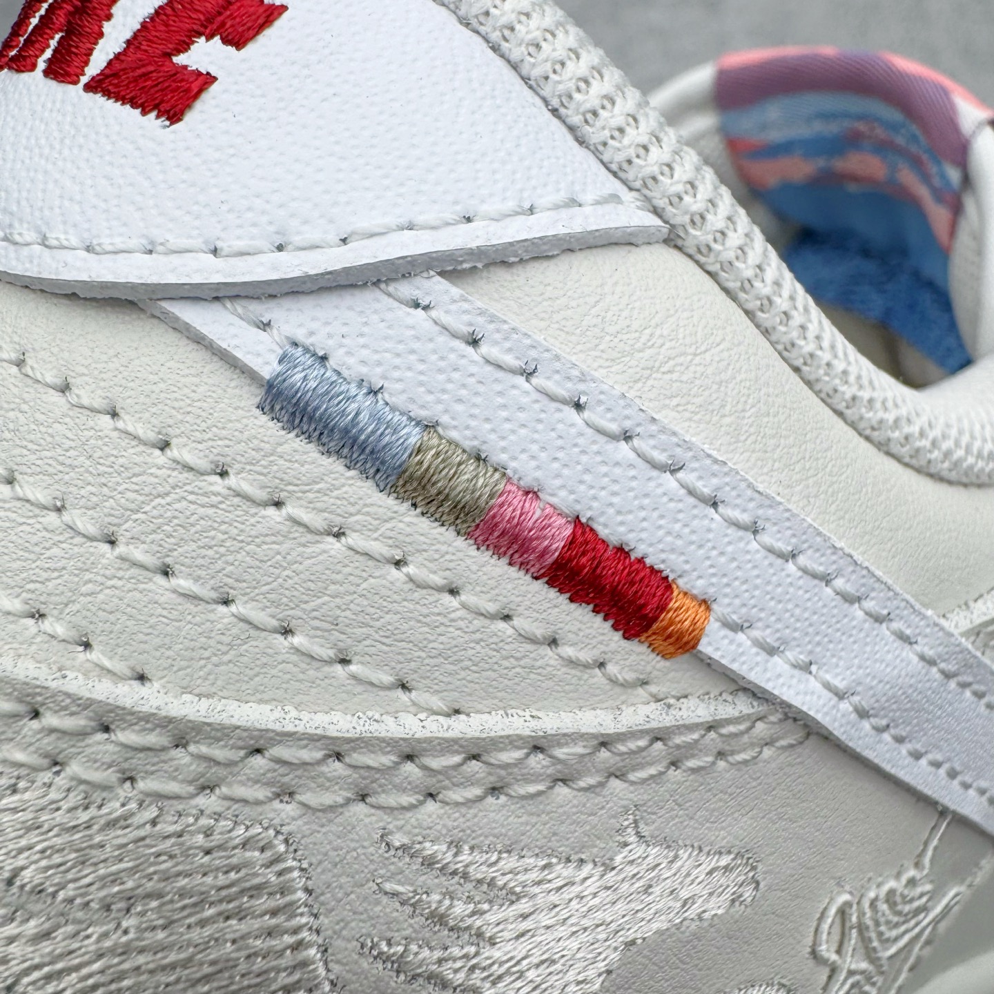 图片[18]-＃YC纯原 NK Dunk Pegasus Pack 马年限定CNY新年款脱缰系列 舒适贴合低帮板鞋 白色 WW1228-174 这次官方选择从中国古代图腾中汲取灵感，以天马作为主设计元素。可以看到鞋身有大量的细腻刺绣，来表达这一主题。包括鞋舌、鞋垫等各处也都填满了特殊细节，彰显 CNY 的特殊规格。甚至鞋带前端也都是为此次专门设计的造型，带来浓郁的生肖氛围。实力大厂出品 新配色陆续开发 利润个位数只为口碑 全套原纸板楦头开发 确保原汁原味 完美呈现DUNK版型 一比一鞋头弧度高度鞋身弧度 此版本只针对中端市场 皮料材质有所更替 其他数据细节工艺流程均保持一致 绝不口嗨 细节品控鞋型随意对比 独家私模官方第六代原厂航空铝磨具打磨大底 鞋头坡度极致还原 无解鞋型 原盒原配 圈内天花板工艺 原厂玻璃冲刀 超高清洁度 全鞋零毛边皮料切割 原厂中底布点胶 中底布拉帮走线遵循公司 尺码：36 36.5 37.5 38 38.5 39 40 40.5 41 42 42.5 43 44 44.5 45 46-选品中心