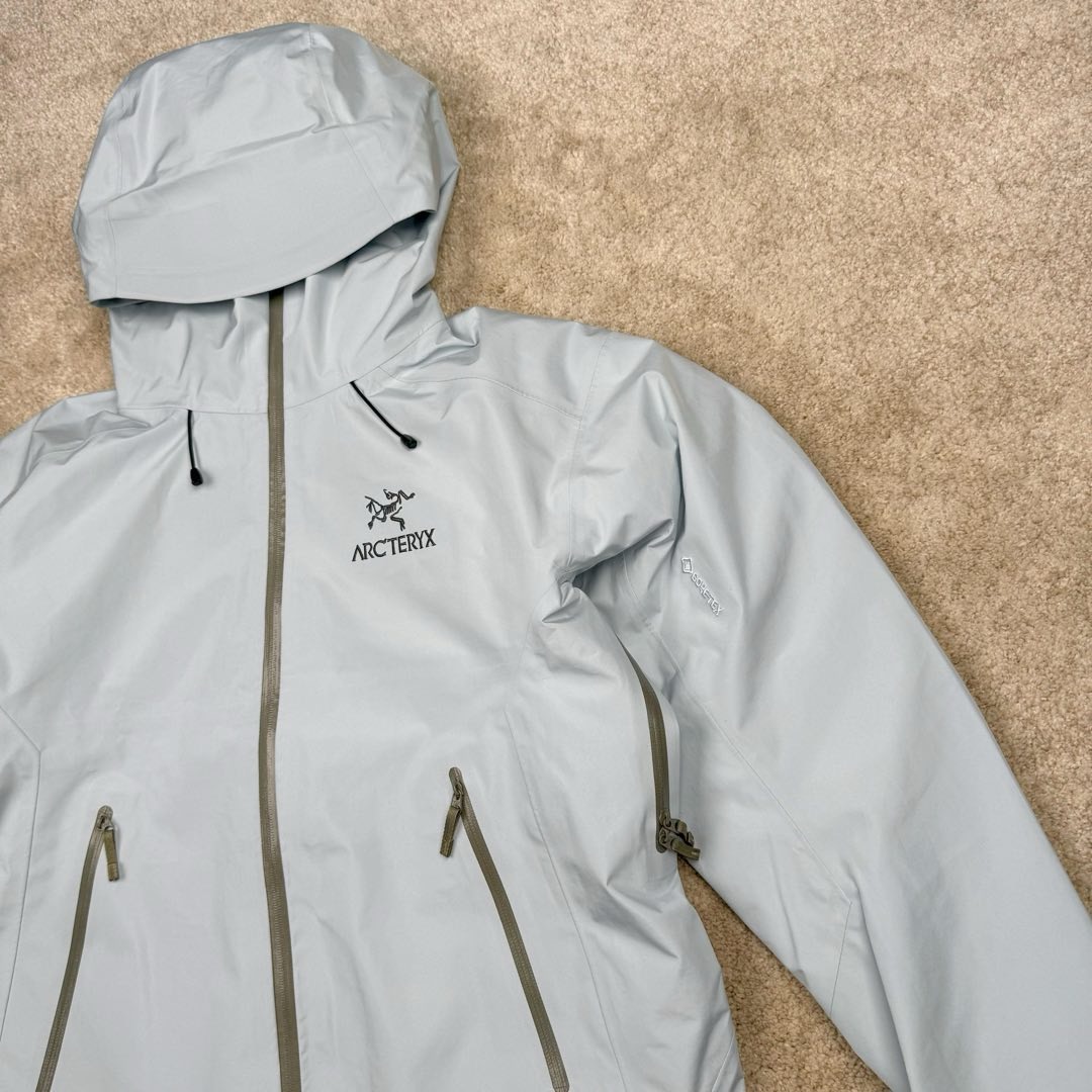 图片[12]-＃台州顶级福利 Arcteryx Alpha SV 始祖鸟户外防水硬壳冲锋衣机能风拉链夹克三合一冲锋衣 以太蓝 羽绒内胆 双拉链 鸟家王炸款三合一冲锋衣羽绒服 一衣三穿 内胆带logo轻薄户外级羽绒服Yb四次压胶工艺 整衣3D立体仿生学设计衣长臂弯 Tri-Durance防水防雨面料 自行区别市面先行版本 强力操作推荐入手 原档案原数据开发版型 原包装原标 全套辅料定制 整衣腋下双向拉链 五金全部开模定制 吊牌书说明解析 多联水洗 这款设计简洁而通用 可提供高山环境所需的性能 采用bluesign@认证的采用带经编背衬N40P 13LGORE-TEX面料 轻薄而耐磨 防风、防水且透气 适合多种活动穿着 头盔兼容StormHood兜帽防护良好且不影响视线 插手口袋设有WaterTight拉链 便于取放物品 腋下拉链便于快速通风 拼接设计使活动自如 传统风琴交叉反向进入高山口袋设置在高位 VISLON中央正面拉链 可调节Velcro袖口魔术贴标签 兼容Zip-in 在胸前采用百灵达机器绣上了ARC TERYX徽标 多用途服装适用于多种活动和环境 高性能的简约设计 轻量而耐磨 GORE-TEX 防水、防风、透气面料可提供多面防护 -SV夹克同是Arc’teryx的明星产品 一直在高山恶劣环境中表现突出 现在功能更强大 重量更轻 全新整单800件现货 非瑕疵B品 尺码：S×100 M×200 L×200 XL×200 XXL×90-选品中心