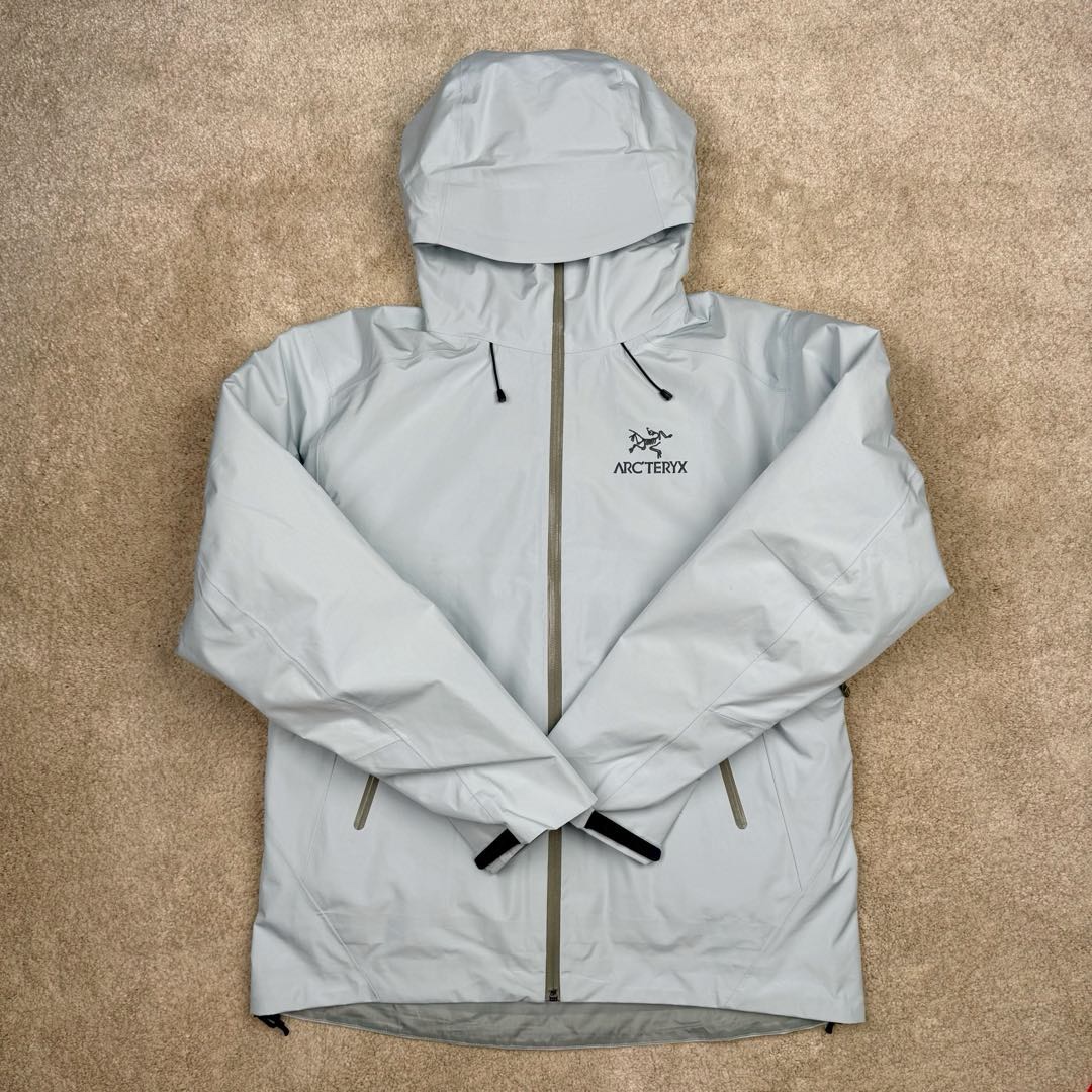 图片[3]-＃台州顶级福利 Arcteryx Alpha SV 始祖鸟户外防水硬壳冲锋衣机能风拉链夹克三合一冲锋衣 以太蓝 羽绒内胆 双拉链 鸟家王炸款三合一冲锋衣羽绒服 一衣三穿 内胆带logo轻薄户外级羽绒服Yb四次压胶工艺 整衣3D立体仿生学设计衣长臂弯 Tri-Durance防水防雨面料 自行区别市面先行版本 强力操作推荐入手 原档案原数据开发版型 原包装原标 全套辅料定制 整衣腋下双向拉链 五金全部开模定制 吊牌书说明解析 多联水洗 这款设计简洁而通用 可提供高山环境所需的性能 采用bluesign@认证的采用带经编背衬N40P 13LGORE-TEX面料 轻薄而耐磨 防风、防水且透气 适合多种活动穿着 头盔兼容StormHood兜帽防护良好且不影响视线 插手口袋设有WaterTight拉链 便于取放物品 腋下拉链便于快速通风 拼接设计使活动自如 传统风琴交叉反向进入高山口袋设置在高位 VISLON中央正面拉链 可调节Velcro袖口魔术贴标签 兼容Zip-in 在胸前采用百灵达机器绣上了ARC TERYX徽标 多用途服装适用于多种活动和环境 高性能的简约设计 轻量而耐磨 GORE-TEX 防水、防风、透气面料可提供多面防护 -SV夹克同是Arc’teryx的明星产品 一直在高山恶劣环境中表现突出 现在功能更强大 重量更轻 全新整单800件现货 非瑕疵B品 尺码：S×100 M×200 L×200 XL×200 XXL×90-选品中心