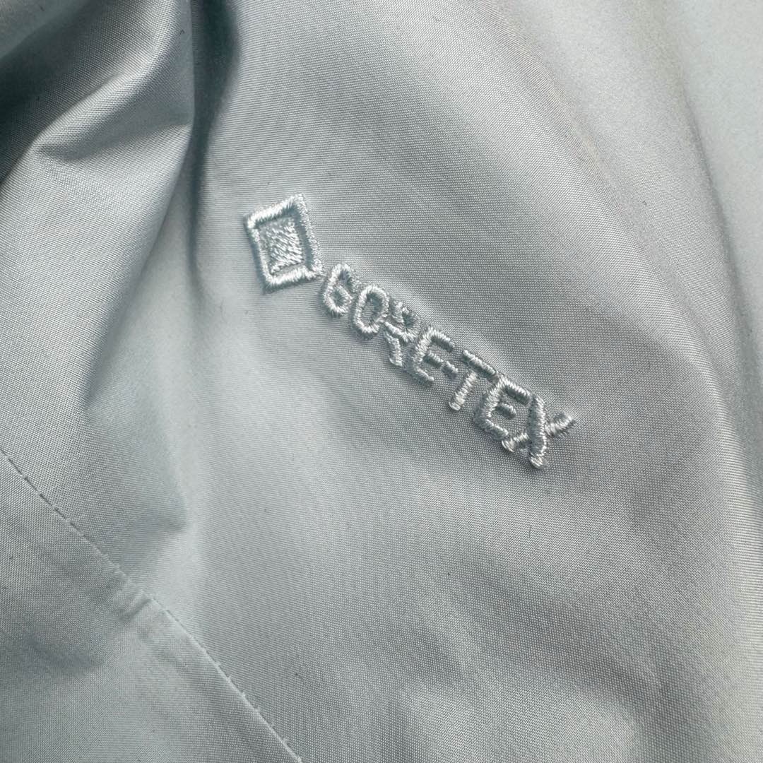 图片[16]-＃台州顶级福利 Arcteryx Alpha SV 始祖鸟户外防水硬壳冲锋衣机能风拉链夹克三合一冲锋衣 以太蓝 羽绒内胆 双拉链 鸟家王炸款三合一冲锋衣羽绒服 一衣三穿 内胆带logo轻薄户外级羽绒服Yb四次压胶工艺 整衣3D立体仿生学设计衣长臂弯 Tri-Durance防水防雨面料 自行区别市面先行版本 强力操作推荐入手 原档案原数据开发版型 原包装原标 全套辅料定制 整衣腋下双向拉链 五金全部开模定制 吊牌书说明解析 多联水洗 这款设计简洁而通用 可提供高山环境所需的性能 采用bluesign@认证的采用带经编背衬N40P 13LGORE-TEX面料 轻薄而耐磨 防风、防水且透气 适合多种活动穿着 头盔兼容StormHood兜帽防护良好且不影响视线 插手口袋设有WaterTight拉链 便于取放物品 腋下拉链便于快速通风 拼接设计使活动自如 传统风琴交叉反向进入高山口袋设置在高位 VISLON中央正面拉链 可调节Velcro袖口魔术贴标签 兼容Zip-in 在胸前采用百灵达机器绣上了ARC TERYX徽标 多用途服装适用于多种活动和环境 高性能的简约设计 轻量而耐磨 GORE-TEX 防水、防风、透气面料可提供多面防护 -SV夹克同是Arc’teryx的明星产品 一直在高山恶劣环境中表现突出 现在功能更强大 重量更轻 全新整单800件现货 非瑕疵B品 尺码：S×100 M×200 L×200 XL×200 XXL×90-选品中心