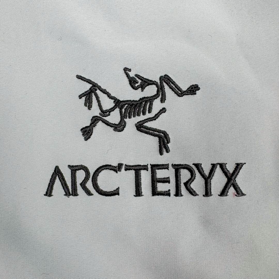 图片[17]-＃台州顶级福利 Arcteryx Alpha SV 始祖鸟户外防水硬壳冲锋衣机能风拉链夹克三合一冲锋衣 以太蓝 羽绒内胆 双拉链 鸟家王炸款三合一冲锋衣羽绒服 一衣三穿 内胆带logo轻薄户外级羽绒服Yb四次压胶工艺 整衣3D立体仿生学设计衣长臂弯 Tri-Durance防水防雨面料 自行区别市面先行版本 强力操作推荐入手 原档案原数据开发版型 原包装原标 全套辅料定制 整衣腋下双向拉链 五金全部开模定制 吊牌书说明解析 多联水洗 这款设计简洁而通用 可提供高山环境所需的性能 采用bluesign@认证的采用带经编背衬N40P 13LGORE-TEX面料 轻薄而耐磨 防风、防水且透气 适合多种活动穿着 头盔兼容StormHood兜帽防护良好且不影响视线 插手口袋设有WaterTight拉链 便于取放物品 腋下拉链便于快速通风 拼接设计使活动自如 传统风琴交叉反向进入高山口袋设置在高位 VISLON中央正面拉链 可调节Velcro袖口魔术贴标签 兼容Zip-in 在胸前采用百灵达机器绣上了ARC TERYX徽标 多用途服装适用于多种活动和环境 高性能的简约设计 轻量而耐磨 GORE-TEX 防水、防风、透气面料可提供多面防护 -SV夹克同是Arc’teryx的明星产品 一直在高山恶劣环境中表现突出 现在功能更强大 重量更轻 全新整单800件现货 非瑕疵B品 尺码：S×100 M×200 L×200 XL×200 XXL×90-选品中心