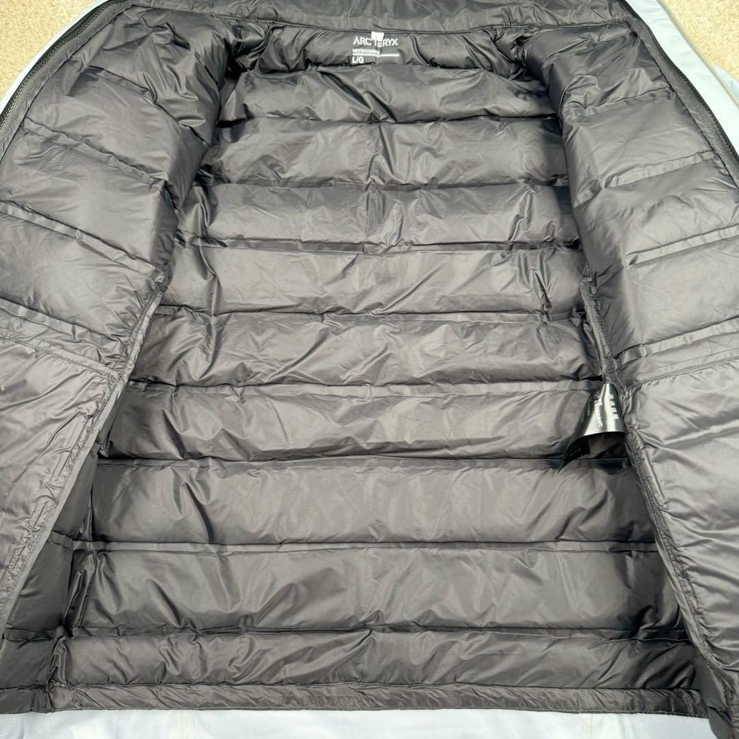 图片[13]-＃台州顶级福利 Arcteryx Alpha SV 始祖鸟户外防水硬壳冲锋衣机能风拉链夹克三合一冲锋衣 以太蓝 羽绒内胆 双拉链 鸟家王炸款三合一冲锋衣羽绒服 一衣三穿 内胆带logo轻薄户外级羽绒服Yb四次压胶工艺 整衣3D立体仿生学设计衣长臂弯 Tri-Durance防水防雨面料 自行区别市面先行版本 强力操作推荐入手 原档案原数据开发版型 原包装原标 全套辅料定制 整衣腋下双向拉链 五金全部开模定制 吊牌书说明解析 多联水洗 这款设计简洁而通用 可提供高山环境所需的性能 采用bluesign@认证的采用带经编背衬N40P 13LGORE-TEX面料 轻薄而耐磨 防风、防水且透气 适合多种活动穿着 头盔兼容StormHood兜帽防护良好且不影响视线 插手口袋设有WaterTight拉链 便于取放物品 腋下拉链便于快速通风 拼接设计使活动自如 传统风琴交叉反向进入高山口袋设置在高位 VISLON中央正面拉链 可调节Velcro袖口魔术贴标签 兼容Zip-in 在胸前采用百灵达机器绣上了ARC TERYX徽标 多用途服装适用于多种活动和环境 高性能的简约设计 轻量而耐磨 GORE-TEX 防水、防风、透气面料可提供多面防护 -SV夹克同是Arc’teryx的明星产品 一直在高山恶劣环境中表现突出 现在功能更强大 重量更轻 全新整单800件现货 非瑕疵B品 尺码：S×100 M×200 L×200 XL×200 XXL×90-选品中心