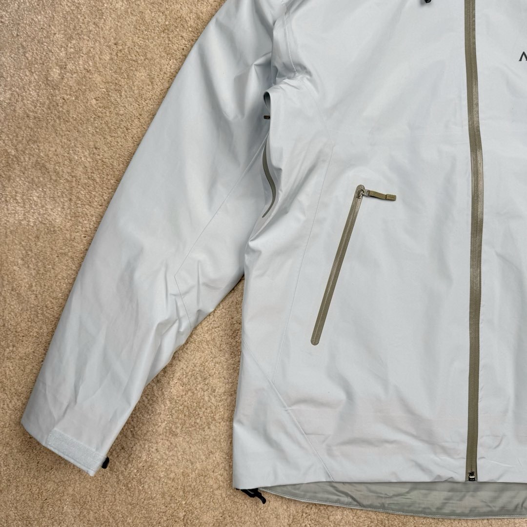 图片[8]-＃台州顶级福利 Arcteryx Alpha SV 始祖鸟户外防水硬壳冲锋衣机能风拉链夹克三合一冲锋衣 以太蓝 羽绒内胆 双拉链 鸟家王炸款三合一冲锋衣羽绒服 一衣三穿 内胆带logo轻薄户外级羽绒服Yb四次压胶工艺 整衣3D立体仿生学设计衣长臂弯 Tri-Durance防水防雨面料 自行区别市面先行版本 强力操作推荐入手 原档案原数据开发版型 原包装原标 全套辅料定制 整衣腋下双向拉链 五金全部开模定制 吊牌书说明解析 多联水洗 这款设计简洁而通用 可提供高山环境所需的性能 采用bluesign@认证的采用带经编背衬N40P 13LGORE-TEX面料 轻薄而耐磨 防风、防水且透气 适合多种活动穿着 头盔兼容StormHood兜帽防护良好且不影响视线 插手口袋设有WaterTight拉链 便于取放物品 腋下拉链便于快速通风 拼接设计使活动自如 传统风琴交叉反向进入高山口袋设置在高位 VISLON中央正面拉链 可调节Velcro袖口魔术贴标签 兼容Zip-in 在胸前采用百灵达机器绣上了ARC TERYX徽标 多用途服装适用于多种活动和环境 高性能的简约设计 轻量而耐磨 GORE-TEX 防水、防风、透气面料可提供多面防护 -SV夹克同是Arc’teryx的明星产品 一直在高山恶劣环境中表现突出 现在功能更强大 重量更轻 全新整单800件现货 非瑕疵B品 尺码：S×100 M×200 L×200 XL×200 XXL×90-选品中心