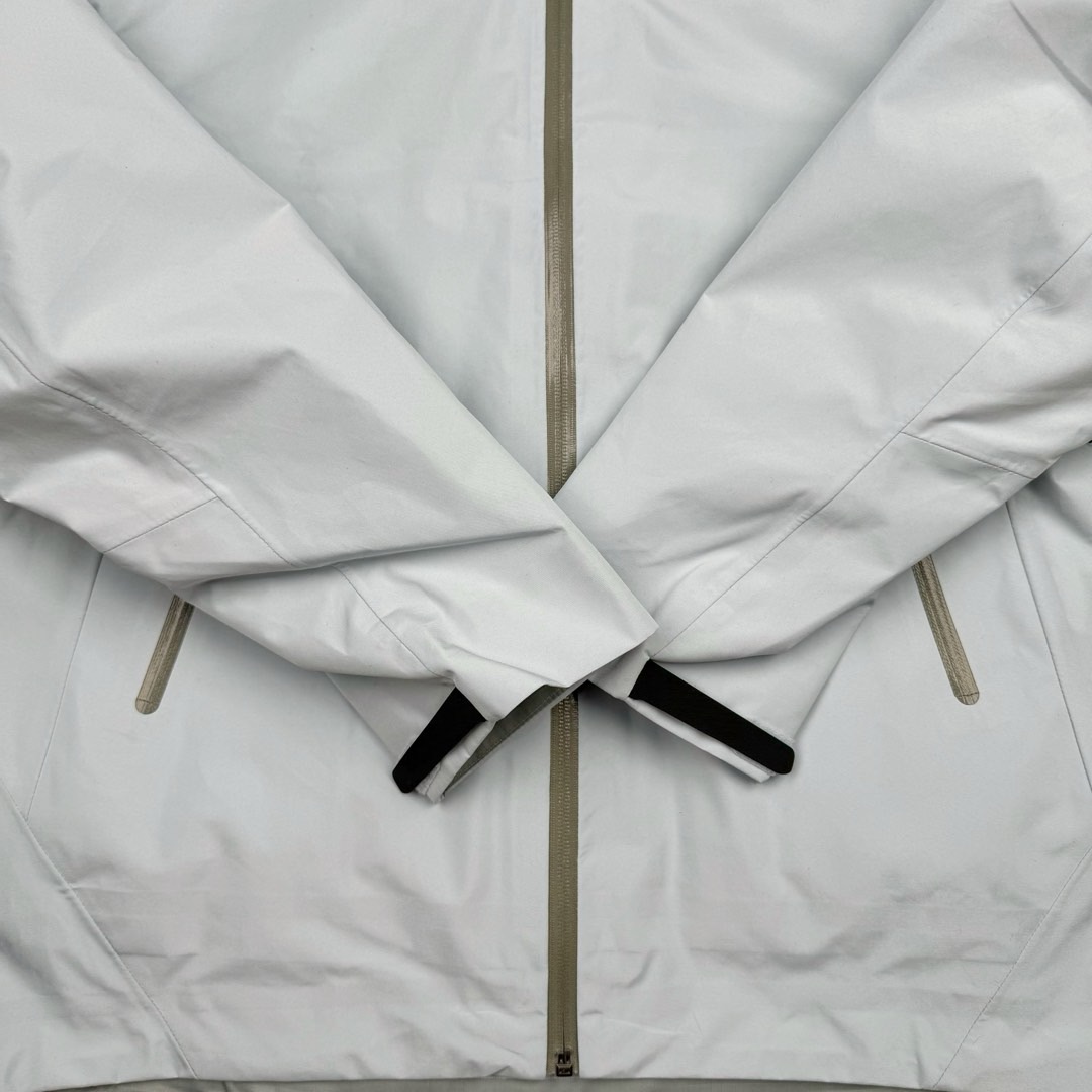 图片[10]-＃台州顶级福利 Arcteryx Alpha SV 始祖鸟户外防水硬壳冲锋衣机能风拉链夹克三合一冲锋衣 以太蓝 羽绒内胆 双拉链 鸟家王炸款三合一冲锋衣羽绒服 一衣三穿 内胆带logo轻薄户外级羽绒服Yb四次压胶工艺 整衣3D立体仿生学设计衣长臂弯 Tri-Durance防水防雨面料 自行区别市面先行版本 强力操作推荐入手 原档案原数据开发版型 原包装原标 全套辅料定制 整衣腋下双向拉链 五金全部开模定制 吊牌书说明解析 多联水洗 这款设计简洁而通用 可提供高山环境所需的性能 采用bluesign@认证的采用带经编背衬N40P 13LGORE-TEX面料 轻薄而耐磨 防风、防水且透气 适合多种活动穿着 头盔兼容StormHood兜帽防护良好且不影响视线 插手口袋设有WaterTight拉链 便于取放物品 腋下拉链便于快速通风 拼接设计使活动自如 传统风琴交叉反向进入高山口袋设置在高位 VISLON中央正面拉链 可调节Velcro袖口魔术贴标签 兼容Zip-in 在胸前采用百灵达机器绣上了ARC TERYX徽标 多用途服装适用于多种活动和环境 高性能的简约设计 轻量而耐磨 GORE-TEX 防水、防风、透气面料可提供多面防护 -SV夹克同是Arc’teryx的明星产品 一直在高山恶劣环境中表现突出 现在功能更强大 重量更轻 全新整单800件现货 非瑕疵B品 尺码：S×100 M×200 L×200 XL×200 XXL×90-选品中心