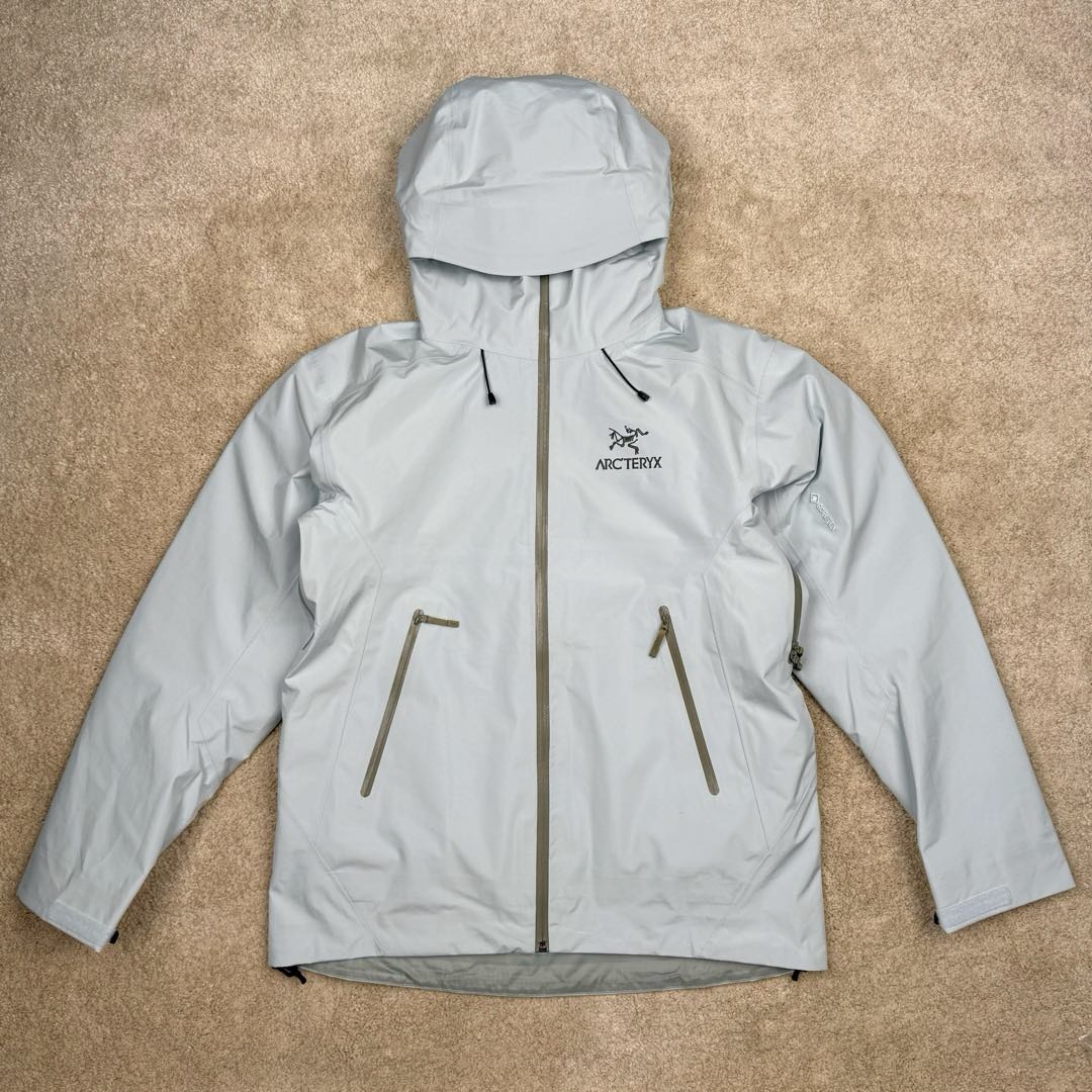 ＃台州顶级福利 Arcteryx Alpha SV 始祖鸟户外防水硬壳冲锋衣机能风拉链夹克三合一冲锋衣 以太蓝 羽绒内胆 双拉链 鸟家王炸款三合一冲锋衣羽绒服 一衣三穿 内胆带logo轻薄户外级羽绒服Yb四次压胶工艺 整衣3D立体仿生学设计衣长臂弯 Tri-Durance防水防雨面料 自行区别市面先行版本 强力操作推荐入手 原档案原数据开发版型 原包装原标 全套辅料定制 整衣腋下双向拉链 五金全部开模定制 吊牌书说明解析 多联水洗 这款设计简洁而通用 可提供高山环境所需的性能 采用bluesign@认证的采用带经编背衬N40P 13LGORE-TEX面料 轻薄而耐磨 防风、防水且透气 适合多种活动穿着 头盔兼容StormHood兜帽防护良好且不影响视线 插手口袋设有WaterTight拉链 便于取放物品 腋下拉链便于快速通风 拼接设计使活动自如 传统风琴交叉反向进入高山口袋设置在高位 VISLON中央正面拉链 可调节Velcro袖口魔术贴标签 兼容Zip-in 在胸前采用百灵达机器绣上了ARC TERYX徽标 多用途服装适用于多种活动和环境 高性能的简约设计 轻量而耐磨 GORE-TEX 防水、防风、透气面料可提供多面防护 -SV夹克同是Arc’teryx的明星产品 一直在高山恶劣环境中表现突出 现在功能更强大 重量更轻 全新整单800件现货 非瑕疵B品 尺码：S×100 M×200 L×200 XL×200 XXL×90-选品中心