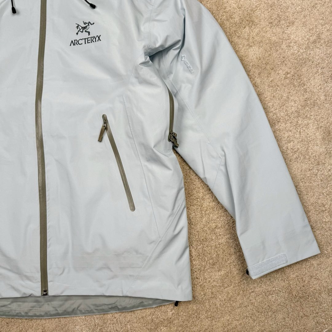 图片[9]-＃台州顶级福利 Arcteryx Alpha SV 始祖鸟户外防水硬壳冲锋衣机能风拉链夹克三合一冲锋衣 以太蓝 羽绒内胆 双拉链 鸟家王炸款三合一冲锋衣羽绒服 一衣三穿 内胆带logo轻薄户外级羽绒服Yb四次压胶工艺 整衣3D立体仿生学设计衣长臂弯 Tri-Durance防水防雨面料 自行区别市面先行版本 强力操作推荐入手 原档案原数据开发版型 原包装原标 全套辅料定制 整衣腋下双向拉链 五金全部开模定制 吊牌书说明解析 多联水洗 这款设计简洁而通用 可提供高山环境所需的性能 采用bluesign@认证的采用带经编背衬N40P 13LGORE-TEX面料 轻薄而耐磨 防风、防水且透气 适合多种活动穿着 头盔兼容StormHood兜帽防护良好且不影响视线 插手口袋设有WaterTight拉链 便于取放物品 腋下拉链便于快速通风 拼接设计使活动自如 传统风琴交叉反向进入高山口袋设置在高位 VISLON中央正面拉链 可调节Velcro袖口魔术贴标签 兼容Zip-in 在胸前采用百灵达机器绣上了ARC TERYX徽标 多用途服装适用于多种活动和环境 高性能的简约设计 轻量而耐磨 GORE-TEX 防水、防风、透气面料可提供多面防护 -SV夹克同是Arc’teryx的明星产品 一直在高山恶劣环境中表现突出 现在功能更强大 重量更轻 全新整单800件现货 非瑕疵B品 尺码：S×100 M×200 L×200 XL×200 XXL×90-选品中心