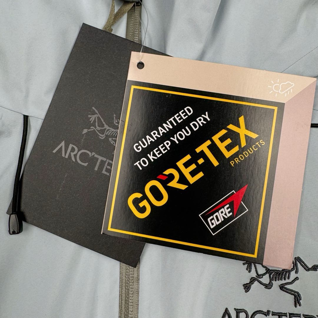 图片[18]-＃台州顶级福利 Arcteryx Alpha SV 始祖鸟户外防水硬壳冲锋衣机能风拉链夹克三合一冲锋衣 以太蓝 羽绒内胆 双拉链 鸟家王炸款三合一冲锋衣羽绒服 一衣三穿 内胆带logo轻薄户外级羽绒服Yb四次压胶工艺 整衣3D立体仿生学设计衣长臂弯 Tri-Durance防水防雨面料 自行区别市面先行版本 强力操作推荐入手 原档案原数据开发版型 原包装原标 全套辅料定制 整衣腋下双向拉链 五金全部开模定制 吊牌书说明解析 多联水洗 这款设计简洁而通用 可提供高山环境所需的性能 采用bluesign@认证的采用带经编背衬N40P 13LGORE-TEX面料 轻薄而耐磨 防风、防水且透气 适合多种活动穿着 头盔兼容StormHood兜帽防护良好且不影响视线 插手口袋设有WaterTight拉链 便于取放物品 腋下拉链便于快速通风 拼接设计使活动自如 传统风琴交叉反向进入高山口袋设置在高位 VISLON中央正面拉链 可调节Velcro袖口魔术贴标签 兼容Zip-in 在胸前采用百灵达机器绣上了ARC TERYX徽标 多用途服装适用于多种活动和环境 高性能的简约设计 轻量而耐磨 GORE-TEX 防水、防风、透气面料可提供多面防护 -SV夹克同是Arc’teryx的明星产品 一直在高山恶劣环境中表现突出 现在功能更强大 重量更轻 全新整单800件现货 非瑕疵B品 尺码：S×100 M×200 L×200 XL×200 XXL×90-选品中心