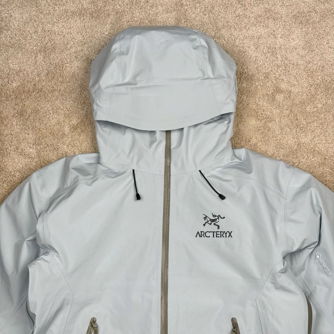 图片[7]-＃台州顶级福利 Arcteryx Alpha SV 始祖鸟户外防水硬壳冲锋衣机能风拉链夹克三合一冲锋衣 以太蓝 羽绒内胆 双拉链 鸟家王炸款三合一冲锋衣羽绒服 一衣三穿 内胆带logo轻薄户外级羽绒服Yb四次压胶工艺 整衣3D立体仿生学设计衣长臂弯 Tri-Durance防水防雨面料 自行区别市面先行版本 强力操作推荐入手 原档案原数据开发版型 原包装原标 全套辅料定制 整衣腋下双向拉链 五金全部开模定制 吊牌书说明解析 多联水洗 这款设计简洁而通用 可提供高山环境所需的性能 采用bluesign@认证的采用带经编背衬N40P 13LGORE-TEX面料 轻薄而耐磨 防风、防水且透气 适合多种活动穿着 头盔兼容StormHood兜帽防护良好且不影响视线 插手口袋设有WaterTight拉链 便于取放物品 腋下拉链便于快速通风 拼接设计使活动自如 传统风琴交叉反向进入高山口袋设置在高位 VISLON中央正面拉链 可调节Velcro袖口魔术贴标签 兼容Zip-in 在胸前采用百灵达机器绣上了ARC TERYX徽标 多用途服装适用于多种活动和环境 高性能的简约设计 轻量而耐磨 GORE-TEX 防水、防风、透气面料可提供多面防护 -SV夹克同是Arc’teryx的明星产品 一直在高山恶劣环境中表现突出 现在功能更强大 重量更轻 全新整单800件现货 非瑕疵B品 尺码：S×100 M×200 L×200 XL×200 XXL×90-选品中心