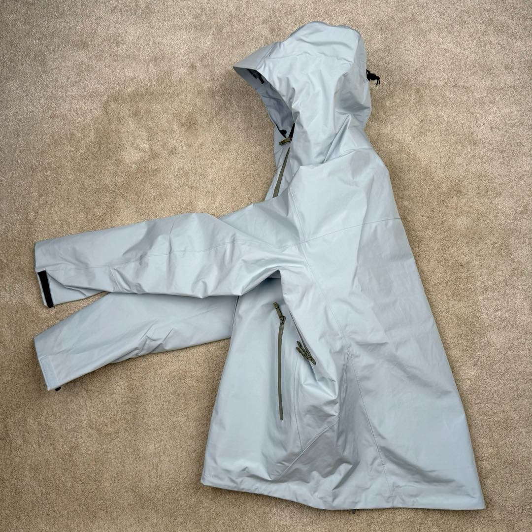 图片[6]-＃台州顶级福利 Arcteryx Alpha SV 始祖鸟户外防水硬壳冲锋衣机能风拉链夹克三合一冲锋衣 以太蓝 羽绒内胆 双拉链 鸟家王炸款三合一冲锋衣羽绒服 一衣三穿 内胆带logo轻薄户外级羽绒服Yb四次压胶工艺 整衣3D立体仿生学设计衣长臂弯 Tri-Durance防水防雨面料 自行区别市面先行版本 强力操作推荐入手 原档案原数据开发版型 原包装原标 全套辅料定制 整衣腋下双向拉链 五金全部开模定制 吊牌书说明解析 多联水洗 这款设计简洁而通用 可提供高山环境所需的性能 采用bluesign@认证的采用带经编背衬N40P 13LGORE-TEX面料 轻薄而耐磨 防风、防水且透气 适合多种活动穿着 头盔兼容StormHood兜帽防护良好且不影响视线 插手口袋设有WaterTight拉链 便于取放物品 腋下拉链便于快速通风 拼接设计使活动自如 传统风琴交叉反向进入高山口袋设置在高位 VISLON中央正面拉链 可调节Velcro袖口魔术贴标签 兼容Zip-in 在胸前采用百灵达机器绣上了ARC TERYX徽标 多用途服装适用于多种活动和环境 高性能的简约设计 轻量而耐磨 GORE-TEX 防水、防风、透气面料可提供多面防护 -SV夹克同是Arc’teryx的明星产品 一直在高山恶劣环境中表现突出 现在功能更强大 重量更轻 全新整单800件现货 非瑕疵B品 尺码：S×100 M×200 L×200 XL×200 XXL×90-选品中心