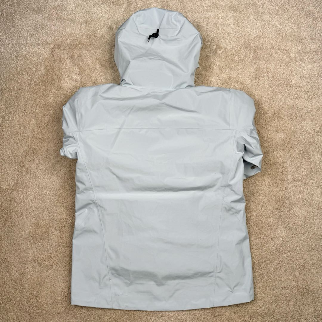 图片[5]-＃台州顶级福利 Arcteryx Alpha SV 始祖鸟户外防水硬壳冲锋衣机能风拉链夹克三合一冲锋衣 以太蓝 羽绒内胆 双拉链 鸟家王炸款三合一冲锋衣羽绒服 一衣三穿 内胆带logo轻薄户外级羽绒服Yb四次压胶工艺 整衣3D立体仿生学设计衣长臂弯 Tri-Durance防水防雨面料 自行区别市面先行版本 强力操作推荐入手 原档案原数据开发版型 原包装原标 全套辅料定制 整衣腋下双向拉链 五金全部开模定制 吊牌书说明解析 多联水洗 这款设计简洁而通用 可提供高山环境所需的性能 采用bluesign@认证的采用带经编背衬N40P 13LGORE-TEX面料 轻薄而耐磨 防风、防水且透气 适合多种活动穿着 头盔兼容StormHood兜帽防护良好且不影响视线 插手口袋设有WaterTight拉链 便于取放物品 腋下拉链便于快速通风 拼接设计使活动自如 传统风琴交叉反向进入高山口袋设置在高位 VISLON中央正面拉链 可调节Velcro袖口魔术贴标签 兼容Zip-in 在胸前采用百灵达机器绣上了ARC TERYX徽标 多用途服装适用于多种活动和环境 高性能的简约设计 轻量而耐磨 GORE-TEX 防水、防风、透气面料可提供多面防护 -SV夹克同是Arc’teryx的明星产品 一直在高山恶劣环境中表现突出 现在功能更强大 重量更轻 全新整单800件现货 非瑕疵B品 尺码：S×100 M×200 L×200 XL×200 XXL×90-选品中心