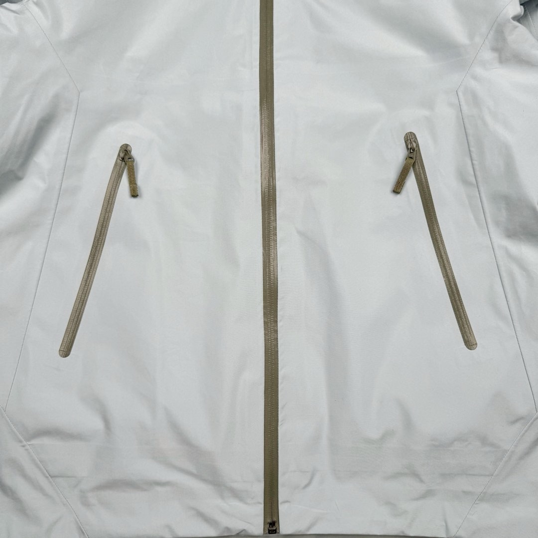 图片[11]-＃台州顶级福利 Arcteryx Alpha SV 始祖鸟户外防水硬壳冲锋衣机能风拉链夹克三合一冲锋衣 以太蓝 羽绒内胆 双拉链 鸟家王炸款三合一冲锋衣羽绒服 一衣三穿 内胆带logo轻薄户外级羽绒服Yb四次压胶工艺 整衣3D立体仿生学设计衣长臂弯 Tri-Durance防水防雨面料 自行区别市面先行版本 强力操作推荐入手 原档案原数据开发版型 原包装原标 全套辅料定制 整衣腋下双向拉链 五金全部开模定制 吊牌书说明解析 多联水洗 这款设计简洁而通用 可提供高山环境所需的性能 采用bluesign@认证的采用带经编背衬N40P 13LGORE-TEX面料 轻薄而耐磨 防风、防水且透气 适合多种活动穿着 头盔兼容StormHood兜帽防护良好且不影响视线 插手口袋设有WaterTight拉链 便于取放物品 腋下拉链便于快速通风 拼接设计使活动自如 传统风琴交叉反向进入高山口袋设置在高位 VISLON中央正面拉链 可调节Velcro袖口魔术贴标签 兼容Zip-in 在胸前采用百灵达机器绣上了ARC TERYX徽标 多用途服装适用于多种活动和环境 高性能的简约设计 轻量而耐磨 GORE-TEX 防水、防风、透气面料可提供多面防护 -SV夹克同是Arc’teryx的明星产品 一直在高山恶劣环境中表现突出 现在功能更强大 重量更轻 全新整单800件现货 非瑕疵B品 尺码：S×100 M×200 L×200 XL×200 XXL×90-选品中心
