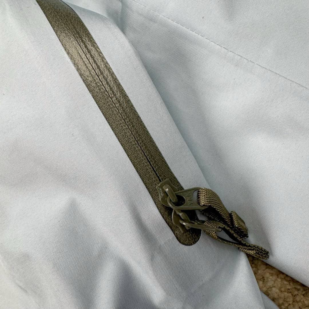 图片[15]-＃台州顶级福利 Arcteryx Alpha SV 始祖鸟户外防水硬壳冲锋衣机能风拉链夹克三合一冲锋衣 以太蓝 羽绒内胆 双拉链 鸟家王炸款三合一冲锋衣羽绒服 一衣三穿 内胆带logo轻薄户外级羽绒服Yb四次压胶工艺 整衣3D立体仿生学设计衣长臂弯 Tri-Durance防水防雨面料 自行区别市面先行版本 强力操作推荐入手 原档案原数据开发版型 原包装原标 全套辅料定制 整衣腋下双向拉链 五金全部开模定制 吊牌书说明解析 多联水洗 这款设计简洁而通用 可提供高山环境所需的性能 采用bluesign@认证的采用带经编背衬N40P 13LGORE-TEX面料 轻薄而耐磨 防风、防水且透气 适合多种活动穿着 头盔兼容StormHood兜帽防护良好且不影响视线 插手口袋设有WaterTight拉链 便于取放物品 腋下拉链便于快速通风 拼接设计使活动自如 传统风琴交叉反向进入高山口袋设置在高位 VISLON中央正面拉链 可调节Velcro袖口魔术贴标签 兼容Zip-in 在胸前采用百灵达机器绣上了ARC TERYX徽标 多用途服装适用于多种活动和环境 高性能的简约设计 轻量而耐磨 GORE-TEX 防水、防风、透气面料可提供多面防护 -SV夹克同是Arc’teryx的明星产品 一直在高山恶劣环境中表现突出 现在功能更强大 重量更轻 全新整单800件现货 非瑕疵B品 尺码：S×100 M×200 L×200 XL×200 XXL×90-选品中心