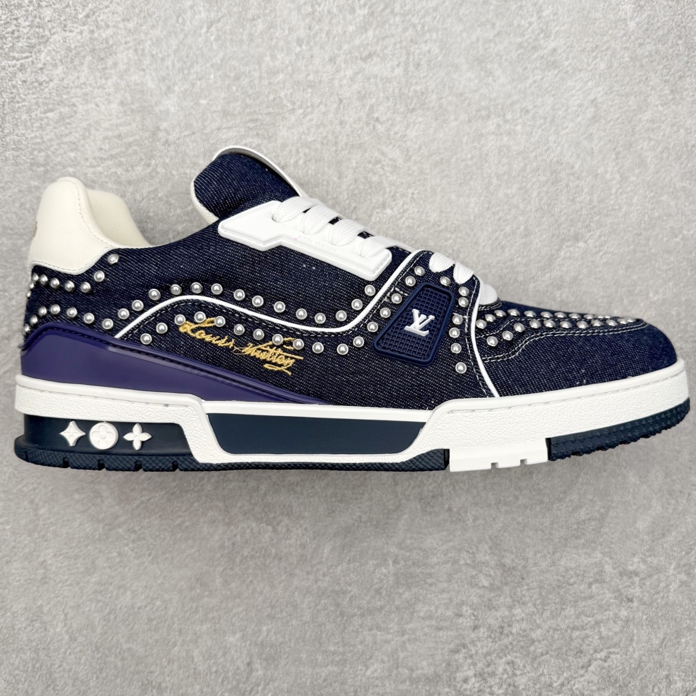 Louis Vuitton Trainer lv时装走秀运动鞋 完美鞋型超高的清洁度 零毛边线头瑕疵 全套原楦原纸版原鞋开模 全网最具灵魂的版型 正确原装黄色鞋盒 正确中底印花 鞋面印花3D高频深度立体 全鞋电脑针车 紧密相连 针距密度一致 环保乳胶注塑鞋垫 厚度脚感还原原版 皮面裁剪部位 统一油边封口工艺 原装橡胶大底含胶量大底组合零偏差 专柜全套包装 防尘袋 说明书 质保卡 男女鞋 尺码：35 36 37 38 39 40 41 42 43 44 45-选品中心