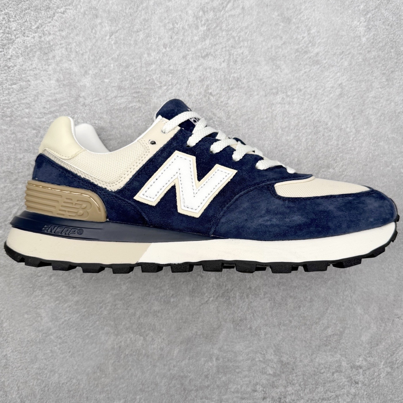 NB新百伦New Balance U574升级版系列低帮复古休闲运动慢跑鞋 新版NB574，妥妥美产既视感有木有。相较传统574，新版鞋跟及鞋面设计自带9系美产既视感！鞋面、内衬质感以及穿着体验更加！鞋型更流畅和饱满,鞋底增添了风格的多样化!底部升级橡胶颗粒大底,更防滑耐磨,上脚后感觉柔软且舒适。尺码：36 36.5 37.5 38 38.5 39.5 40 40.5 41.5 42 42.5 43 44 45-选品中心