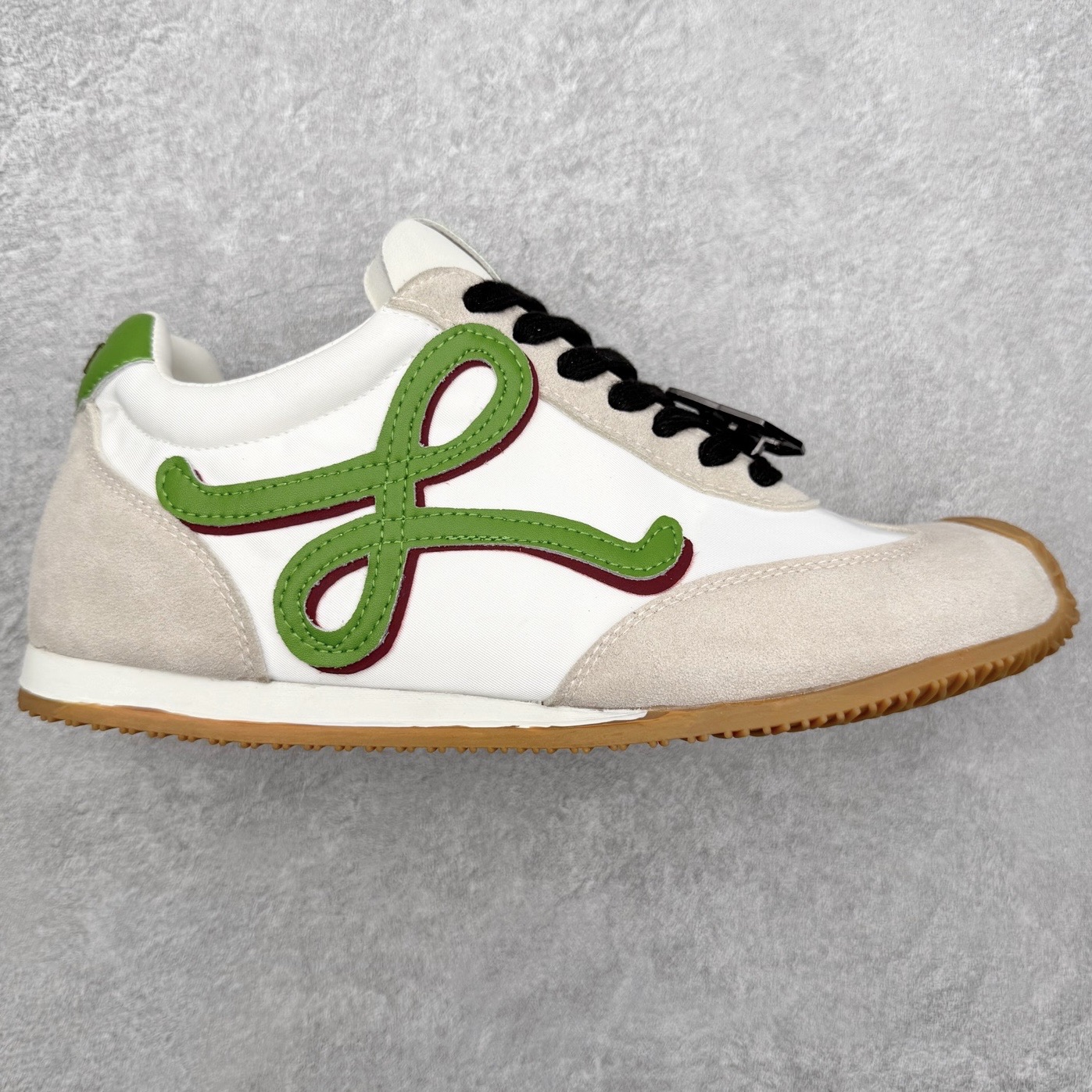 罗意威Loewe Ballet Runner 2.0 Sneakers 芭蕾舞2.0系列阿甘复古风德训薄底百搭休闲运动鞋 市面最高性价比 实体平台跑量 主打推荐好货 采用反绒牛皮革拼接头层皮饰片鞋面材质鞋身原装高密度防刮尼龙面料,极好柔软效果双层乳胶缓震鞋垫外部搭配轻量EVA缓震组合橡胶防滑片装外底不对称鞋头设计、袜状内部结构，轻盈橡胶外底延伸至鞋头 20 毫米鞋跟，附白色和同色系鞋带侧面饰有 L 徽标，鞋舌饰有压纹 Anagram 后跟标签饰有注塑橡胶 LOEWE 标志升级原楦型开发纸版全手工拉帮工艺成型 尺码：35 36 37 38 39 40 41 42 43 44 45-选品中心