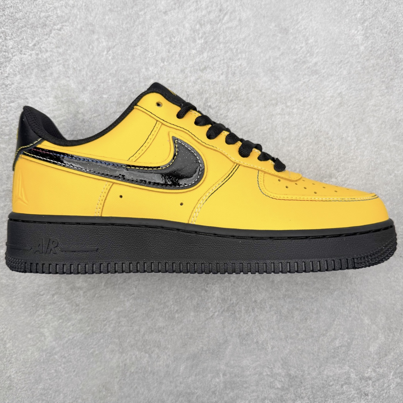 ＃XT纯原 NK Air Force 1 Low 空军一号时尚舒适防滑耐磨低帮板鞋 IQ2713-700 顶级批次 2022全新楦头鞋型 鱼鳞大底 历时开发三个月 清洁度完美 二维码鞋标 内置芯片及solo气垫 大底高度及其弧度依照正品 钢印 logo刺绣 鞋口弧度 鞋头长度 鞋面冲孔 鞋垫背胶及钢印 完美鞋型对比正品 每一处都是细节满满 柔软、弹性十足的缓震性能和出色的中底设计 横跨复古与现代的外型结合 造就出风靡全球 三十多年的Force 1 直到今天还深受青睐 实拍调校N版已经零色差零失真 百分百还原实物色彩所见即所得 不存在货不对板色差等低级问题 选购参考实物拍摄 不混卖不参货 只用心做好货严格选品 承诺混一赔十 尺码：36 36.5 37.5 38 38.5 39 40 40.5 41 42 42.5 43 44 44.5 45-选品中心