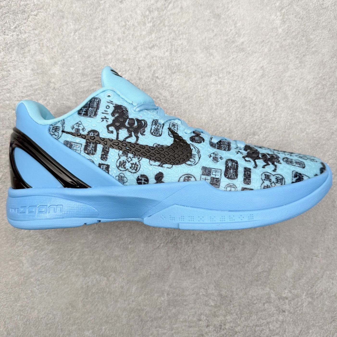 NK Zoom Kobe 6 Protro 科比六代实战篮球鞋 马年定制CYN配色 Eric Avar 这一次在设计中将轻盈发挥到了极致 鞋面采用了更加轻盈、更加强韧的创新的Flywire 2.0技术 球鞋重量更加轻质 重量仅为10.6盎司 内靴设计也使得穿着更加舒适 中底的配置则依日是可靠的zoom气垫和碳板的搭配 外底有个小细节令人十分喜欢 将纹路做成了心电图状 寓意科比对于篮球的喜爱 尺码：40 40.5 41 42 42.5 43 44 44.5 45 46-选品中心