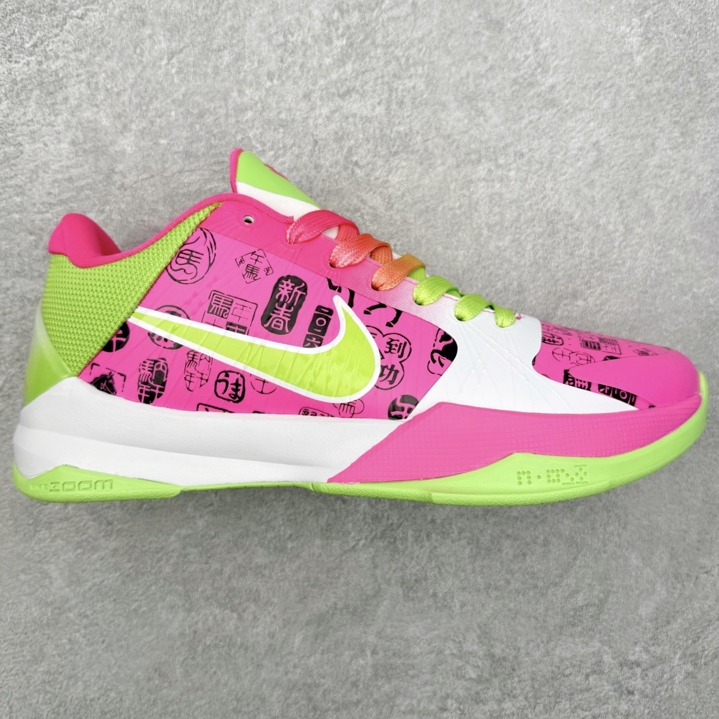 NK Zoom Kobe 5 Protro 科比五代实战篮球鞋 马年定制CYN配色 Eric Avar 这一次在设计中将轻盈发挥到了极致 鞋面采用了更加轻盈、更加强韧的创新的Flywire 2.0技术 球鞋重量更加轻质 重量仅为10.6盎司 内靴设计也使得穿着更加舒适 中底的配置则依日是可靠的zoom气垫和碳板的搭配 外底有个小细节令人十分喜欢 将纹路做成了心电图状 寓意科比对于篮球的喜爱 尺码：40 40.5 41 42 42.5 43 44 44.5 45 46-选品中心