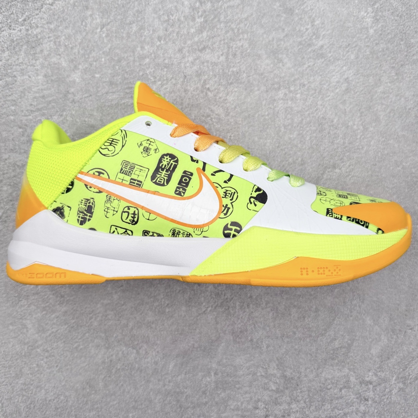 NK Zoom Kobe 5 Protro 科比五代实战篮球鞋 马年定制CYN配色 Eric Avar 这一次在设计中将轻盈发挥到了极致 鞋面采用了更加轻盈、更加强韧的创新的Flywire 2.0技术 球鞋重量更加轻质 重量仅为10.6盎司 内靴设计也使得穿着更加舒适 中底的配置则依日是可靠的zoom气垫和碳板的搭配 外底有个小细节令人十分喜欢 将纹路做成了心电图状 寓意科比对于篮球的喜爱 尺码：40 40.5 41 42 42.5 43 44 44.5 45 46-选品中心