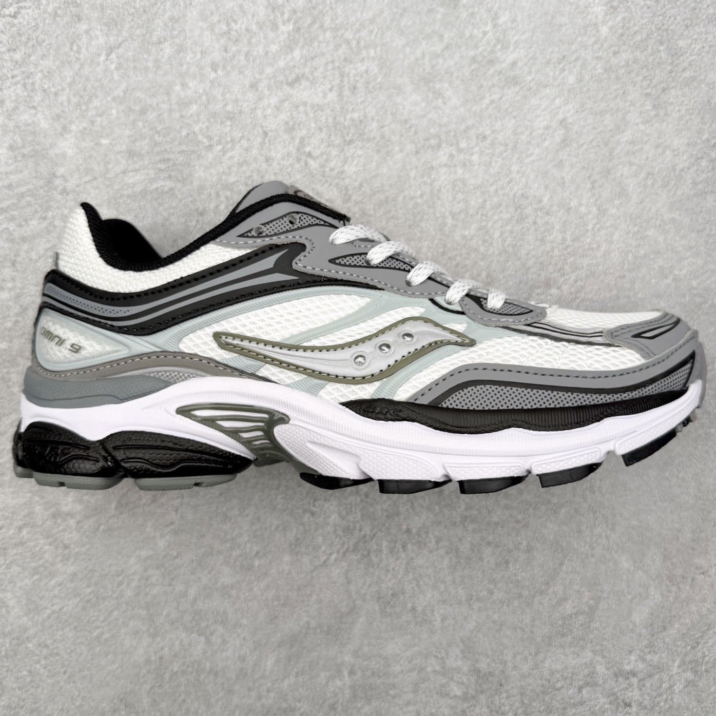 Saucony ProGrid Omni 索康尼全擎9舒适柔软跑步鞋 男女同款 Saucony（索康尼）是创建于1898年的百年跑步运动品牌，专注于跑步装备的设计、研发和制造，追求跑鞋的极致舒适，让跑者感受愉悦体验，不断突破，创造更多的人生 实拍调校N版已经零色差零失真 百分百还原实物色彩所见即所得 不存在货不对板色差等低级问题 选购参考实物拍摄 不混卖不参货 只用心做好货严格选品 承诺混一赔十 尺码：36 36.5 37.5 38 38.5 39 40 40.5 41 42 42.5 43 44 44.5 45-选品中心