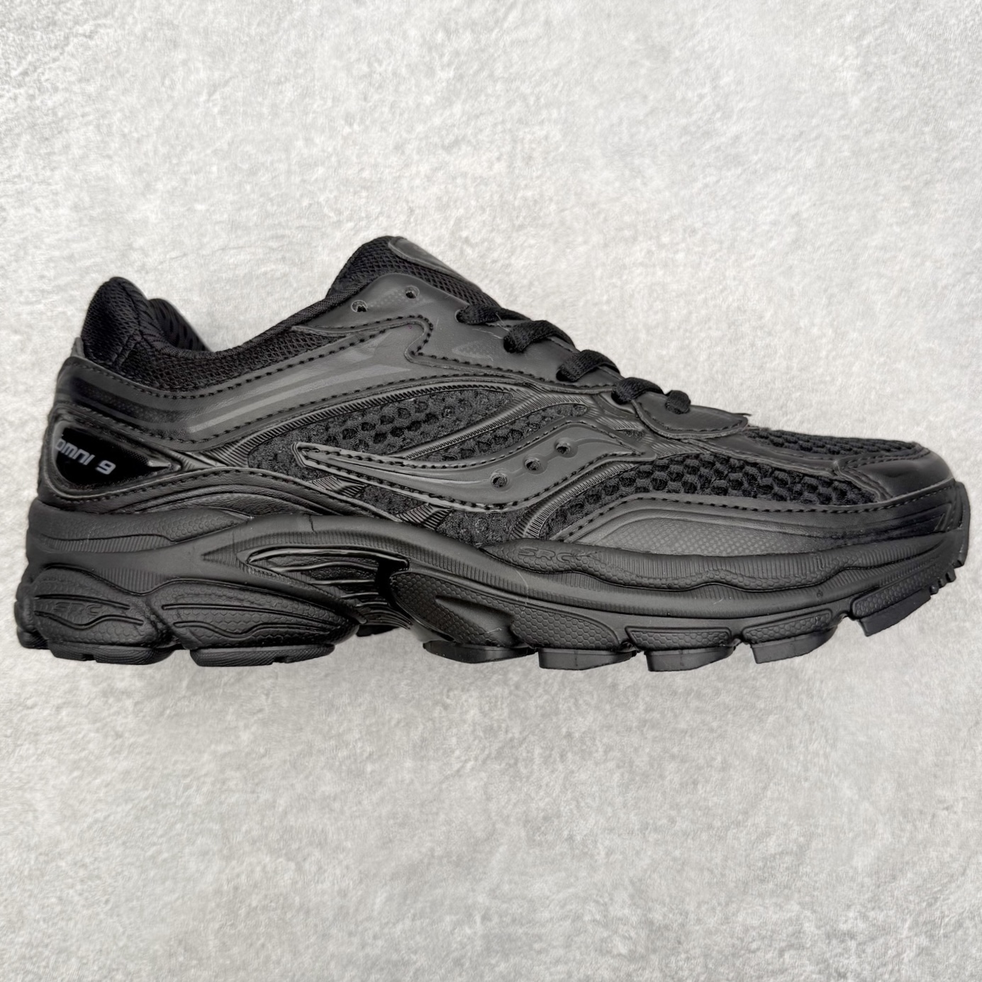 Saucony ProGrid Omni 索康尼全擎9舒适柔软跑步鞋 男女同款 Saucony（索康尼）是创建于1898年的百年跑步运动品牌，专注于跑步装备的设计、研发和制造，追求跑鞋的极致舒适，让跑者感受愉悦体验，不断突破，创造更多的人生 实拍调校N版已经零色差零失真 百分百还原实物色彩所见即所得 不存在货不对板色差等低级问题 选购参考实物拍摄 不混卖不参货 只用心做好货严格选品 承诺混一赔十 尺码：36 36.5 37.5 38 38.5 39 40 40.5 41 42 42.5 43 44 44.5 45-选品中心