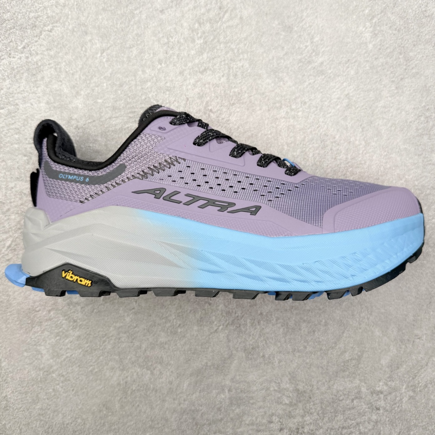 ＃纯原 Altra OLYMPUS 6 奥创奥林匹斯六代舒适百搭防滑耐磨低帮户外跑步鞋 2009年，长跑精英运动员Golden Harper在美国犹他州创立了“Altra Footwear”，跑鞋特点是采用舒适的FootShape™M（很适鞋楦）设计和独特的BalancedCushioning™（平衡缓冲）技术，帮助遭受伤病困扰的跑者回归跑步，从而迅速积累起良好的口碑。2011年品牌迅速发展，屡获大奖。2015年开始不仅占据全美跑鞋前十，足迹更是遍布全球。2016年Altra正式进入中国市场，凭借独特的品牌风格以及出色的性能表现，三年来获得越来越多普通跑者的喜爱。销售业绩增长迅速，成为中国越野跑市场占有量前三的跑鞋品牌。实拍调校N版已经零色差零失真 百分百还原实物色彩所见即所得 不存在货不对板色差等低级问题 选购参考实物拍摄 不混卖不参货 只用心做好货严格选品 承诺混一赔十 尺码：39 40 40.5 41 42 42.5 43 44 44.5 45-选品中心