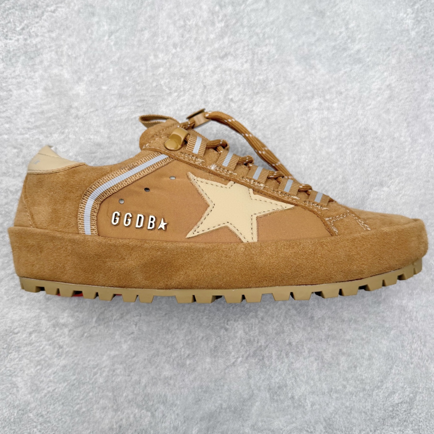 Golden Goose True Star 25s最新款 易烊千玺 萱美 王一博 朱亚文同款小红书爆款运动鞋 采用进口牛皮羊皮内里 舒适感爆满 Golden Goose True Star「为叛逆而生」的鞋履，其价值不仅在于材质与工艺，更在于对主流审美规则的颠覆。它适合那些追求「非标准化时尚」、愿意为独特性支付溢价的消费者，尤其在潮流易逝的当下，其手工做旧设计反而赋予产品「反潮流」的永恒感。然而，对于务实型消费者而言，高昂的价格、小众的风格以及相对复杂的护理需求（如避免接触尖锐物体）可能使其性价比大打折扣。若将其视为「可穿戴的艺术品」，True Star 无疑是成功的；若以传统鞋履标准衡量，它则更像是一场关于时尚哲学的实验。#记录吧就现在 #goldengoose #易烊千玺 #ggdb #宝藏男孩易烊千玺 #鞋控の日常 #潮流薯 #复古穿搭 尺码：35 36 37 38 39 40 41 42 43 44 45-选品中心