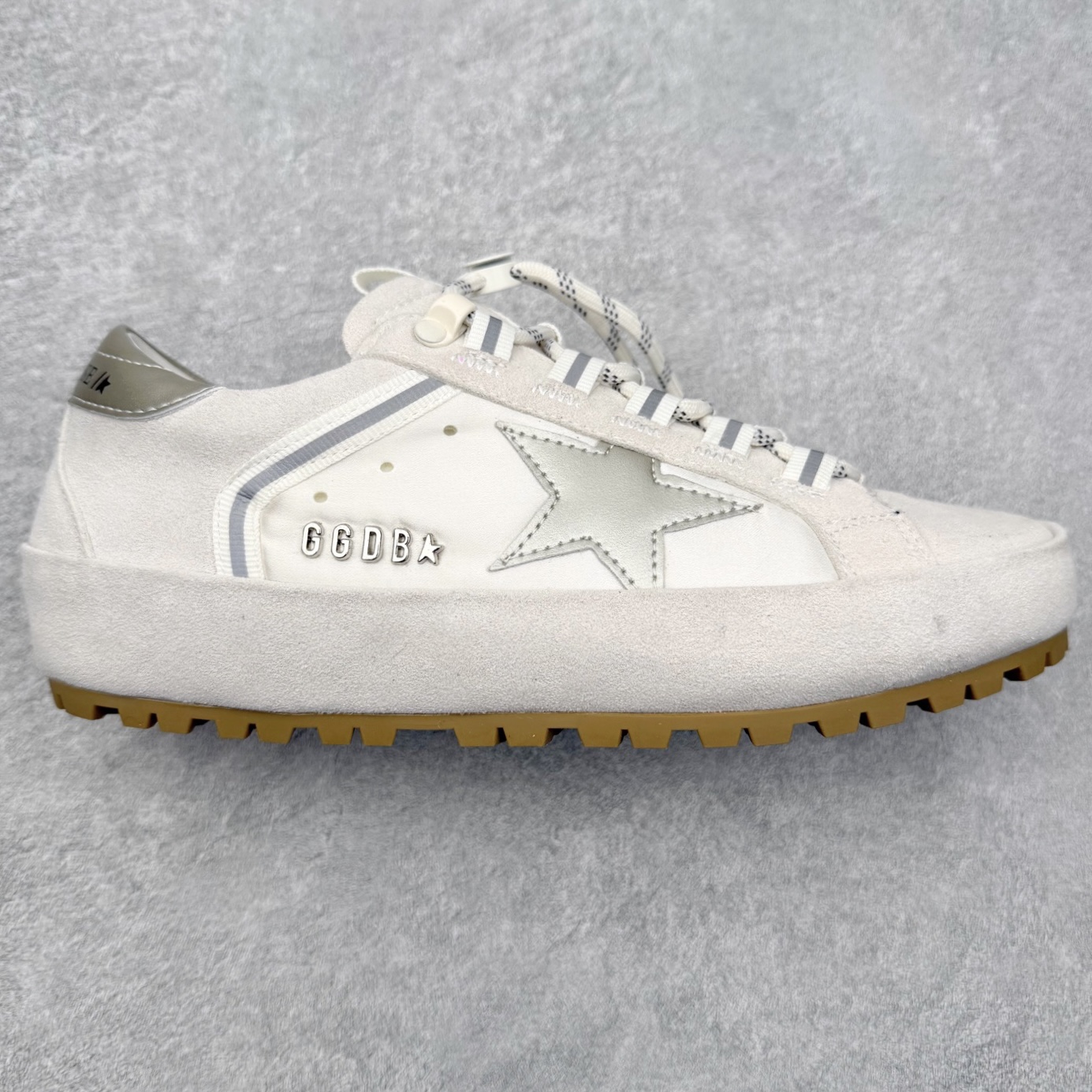 Golden Goose True Star 25s最新款 易烊千玺 萱美 王一博 朱亚文同款小红书爆款运动鞋 采用进口牛皮羊皮内里 舒适感爆满 Golden Goose True Star「为叛逆而生」的鞋履，其价值不仅在于材质与工艺，更在于对主流审美规则的颠覆。它适合那些追求「非标准化时尚」、愿意为独特性支付溢价的消费者，尤其在潮流易逝的当下，其手工做旧设计反而赋予产品「反潮流」的永恒感。然而，对于务实型消费者而言，高昂的价格、小众的风格以及相对复杂的护理需求（如避免接触尖锐物体）可能使其性价比大打折扣。若将其视为「可穿戴的艺术品」，True Star 无疑是成功的；若以传统鞋履标准衡量，它则更像是一场关于时尚哲学的实验。#记录吧就现在 #goldengoose #易烊千玺 #ggdb #宝藏男孩易烊千玺 #鞋控の日常 #潮流薯 #复古穿搭 尺码：35 36 37 38 39 40 41 42 43 44 45-选品中心