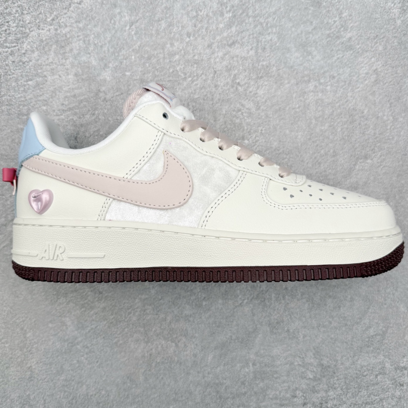 NK Air Force 1´07 Low 空军一号低帮百搭休闲运动板鞋 IQ4937-161 柔软、弹性十足的缓震性能和出色的中底设计 横跨复古与现代的外型结合 造就出风靡全球 三十多年的Force 1 直到今天还深受青睐 实拍调校N版已经零色差零失真 百分百还原实物色彩所见即所得 不存在货不对板色差等低级问题 选购参考实物拍摄 不混卖不参货 只用心做好货严格选品 承诺混一赔十 尺码：36 36.5 37.5 38 38.5 39 40 40.5 41 42 42.5 43 44 44.5 45-选品中心