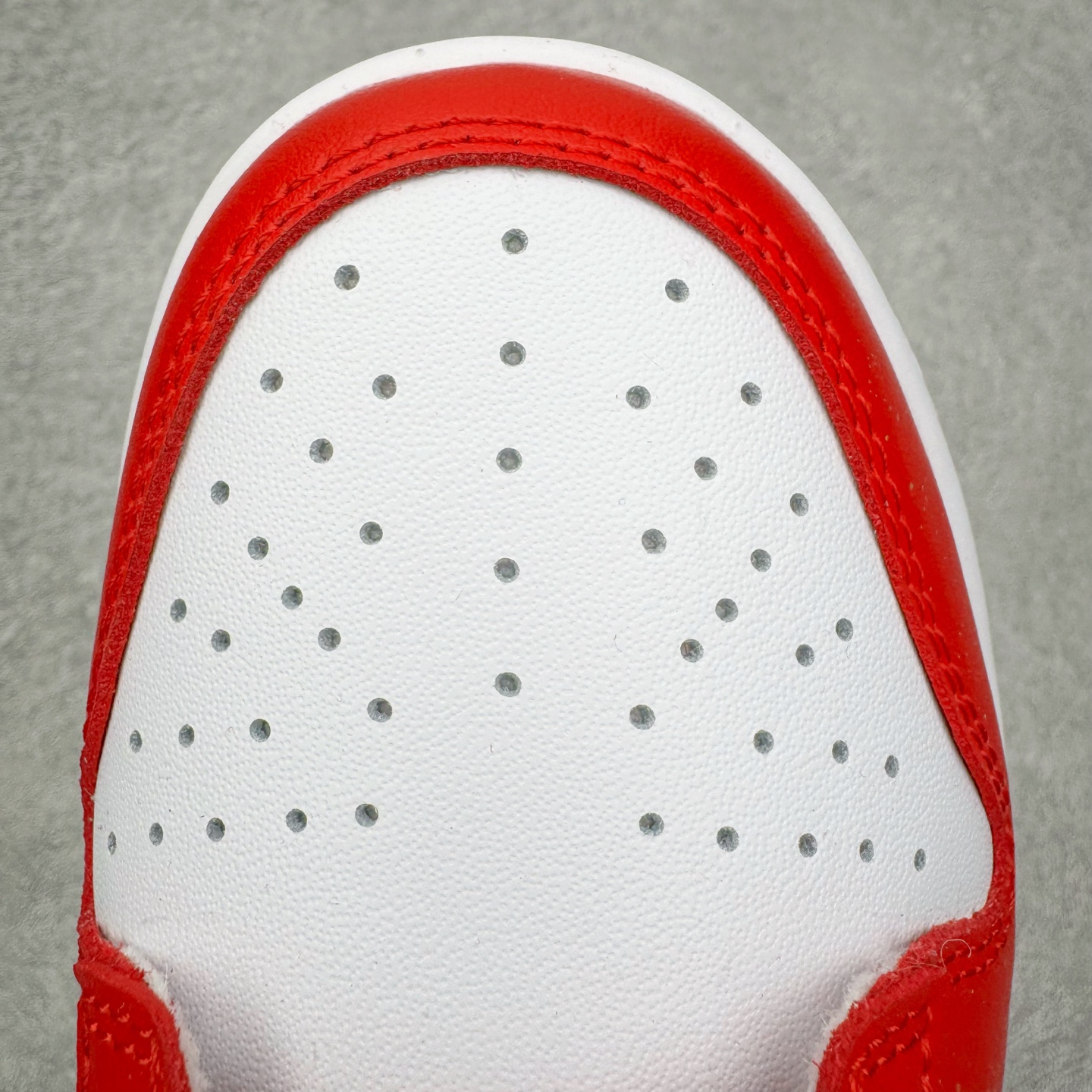 图片[14]-＃YC纯原 NK Dunk Low 祥瑞红鸳 DD1873-116 此款以经典轮廓为纸，取红为禧、留白为韵，将传统婚仪的炽热祝福织进现代步履。鞋侧金色“囍”字如印记般镌刻，珍珠与细花缠绕鞋带，恰似良缘细节里藏不住的温柔光晕，每一步都踏在传统与潮流的恰融之处。定制系列天花板 无原鞋不开发 全系列得物原鞋一比一校对开发 配色持续更新中 终端对接 优势输出 全套原厂楦头原纸板数据档案倾力打造 原汁原味莞产 极致还原 圈内最强针车工艺 高端零售指定版 广东原厂配套原盒原标 鞋盒分三个尺码段 原厂冲刀 超高清洁度 全鞋零毛边皮料切割 采用原厂百宏鞋带以及原厂百宏织唛舌标 内标可供原厂几率过验 进口原装条纹中底布 四线拉帮白色点胶 原厂拉帮手法遵循公司 原厂电绣 极致还原 尺码：36 36.5 37.5 38 38.5 39 40 40.5 41 42 42.5 43 44 44.5 45 46-选品中心