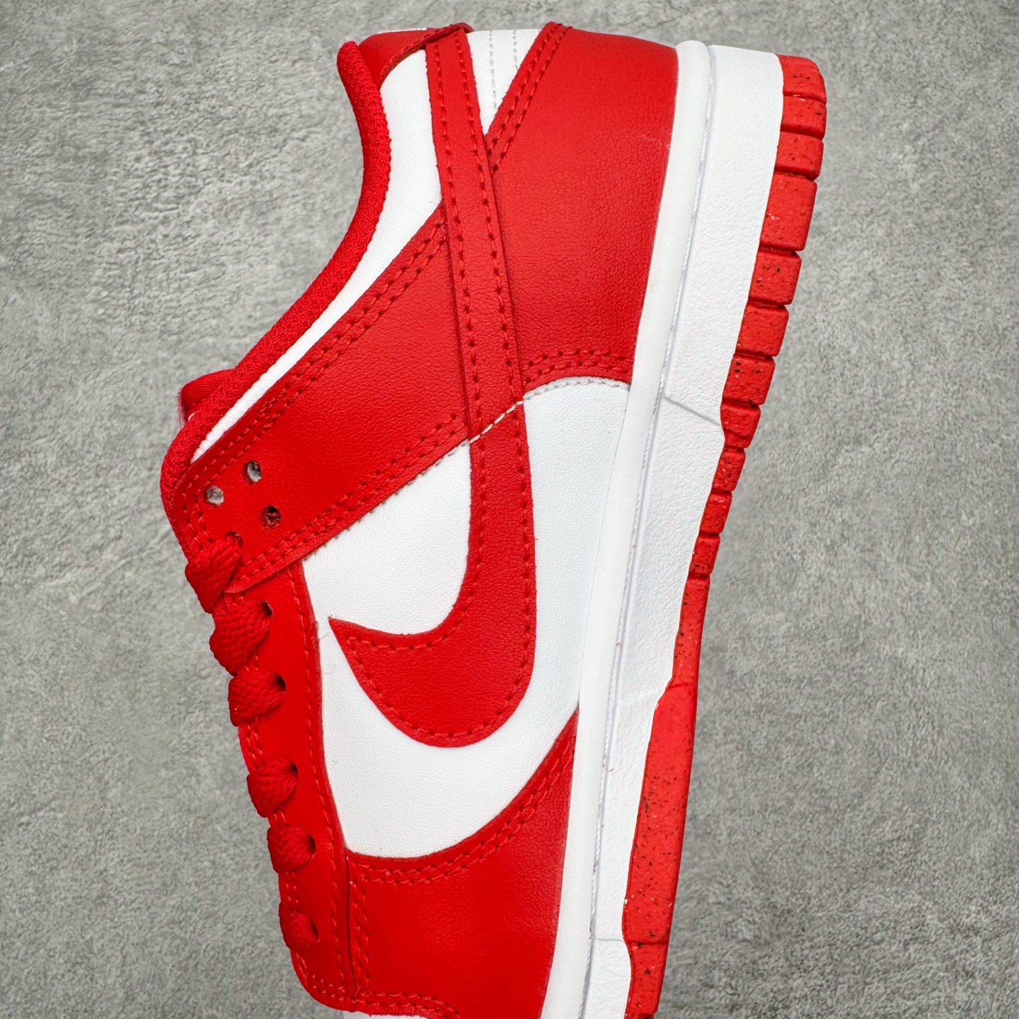 图片[7]-＃YC纯原 NK Dunk Low 祥瑞红鸳 DD1873-116 此款以经典轮廓为纸，取红为禧、留白为韵，将传统婚仪的炽热祝福织进现代步履。鞋侧金色“囍”字如印记般镌刻，珍珠与细花缠绕鞋带，恰似良缘细节里藏不住的温柔光晕，每一步都踏在传统与潮流的恰融之处。定制系列天花板 无原鞋不开发 全系列得物原鞋一比一校对开发 配色持续更新中 终端对接 优势输出 全套原厂楦头原纸板数据档案倾力打造 原汁原味莞产 极致还原 圈内最强针车工艺 高端零售指定版 广东原厂配套原盒原标 鞋盒分三个尺码段 原厂冲刀 超高清洁度 全鞋零毛边皮料切割 采用原厂百宏鞋带以及原厂百宏织唛舌标 内标可供原厂几率过验 进口原装条纹中底布 四线拉帮白色点胶 原厂拉帮手法遵循公司 原厂电绣 极致还原 尺码：36 36.5 37.5 38 38.5 39 40 40.5 41 42 42.5 43 44 44.5 45 46-选品中心