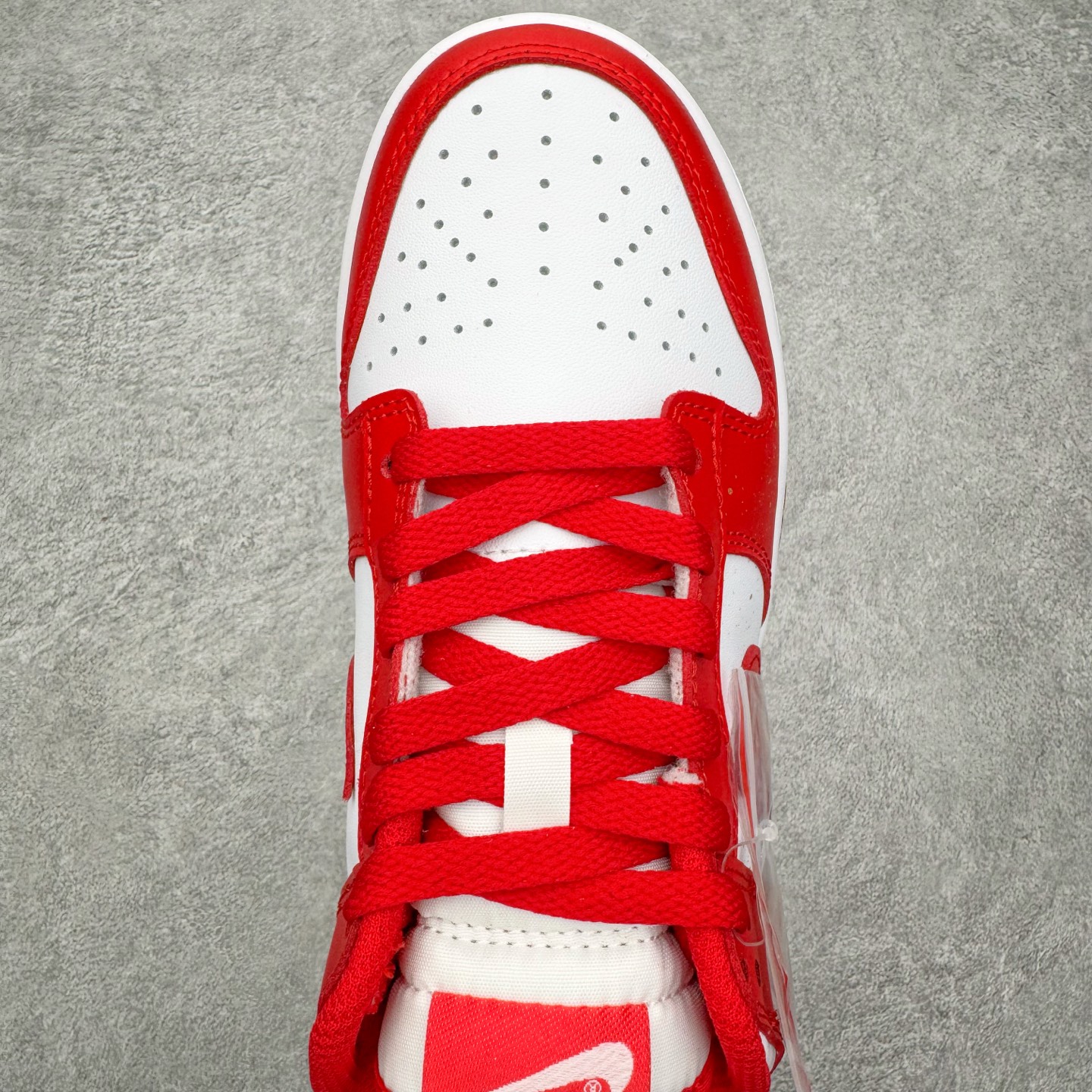 图片[4]-＃YC纯原 NK Dunk Low 祥瑞红鸳 DD1873-116 此款以经典轮廓为纸，取红为禧、留白为韵，将传统婚仪的炽热祝福织进现代步履。鞋侧金色“囍”字如印记般镌刻，珍珠与细花缠绕鞋带，恰似良缘细节里藏不住的温柔光晕，每一步都踏在传统与潮流的恰融之处。定制系列天花板 无原鞋不开发 全系列得物原鞋一比一校对开发 配色持续更新中 终端对接 优势输出 全套原厂楦头原纸板数据档案倾力打造 原汁原味莞产 极致还原 圈内最强针车工艺 高端零售指定版 广东原厂配套原盒原标 鞋盒分三个尺码段 原厂冲刀 超高清洁度 全鞋零毛边皮料切割 采用原厂百宏鞋带以及原厂百宏织唛舌标 内标可供原厂几率过验 进口原装条纹中底布 四线拉帮白色点胶 原厂拉帮手法遵循公司 原厂电绣 极致还原 尺码：36 36.5 37.5 38 38.5 39 40 40.5 41 42 42.5 43 44 44.5 45 46-选品中心