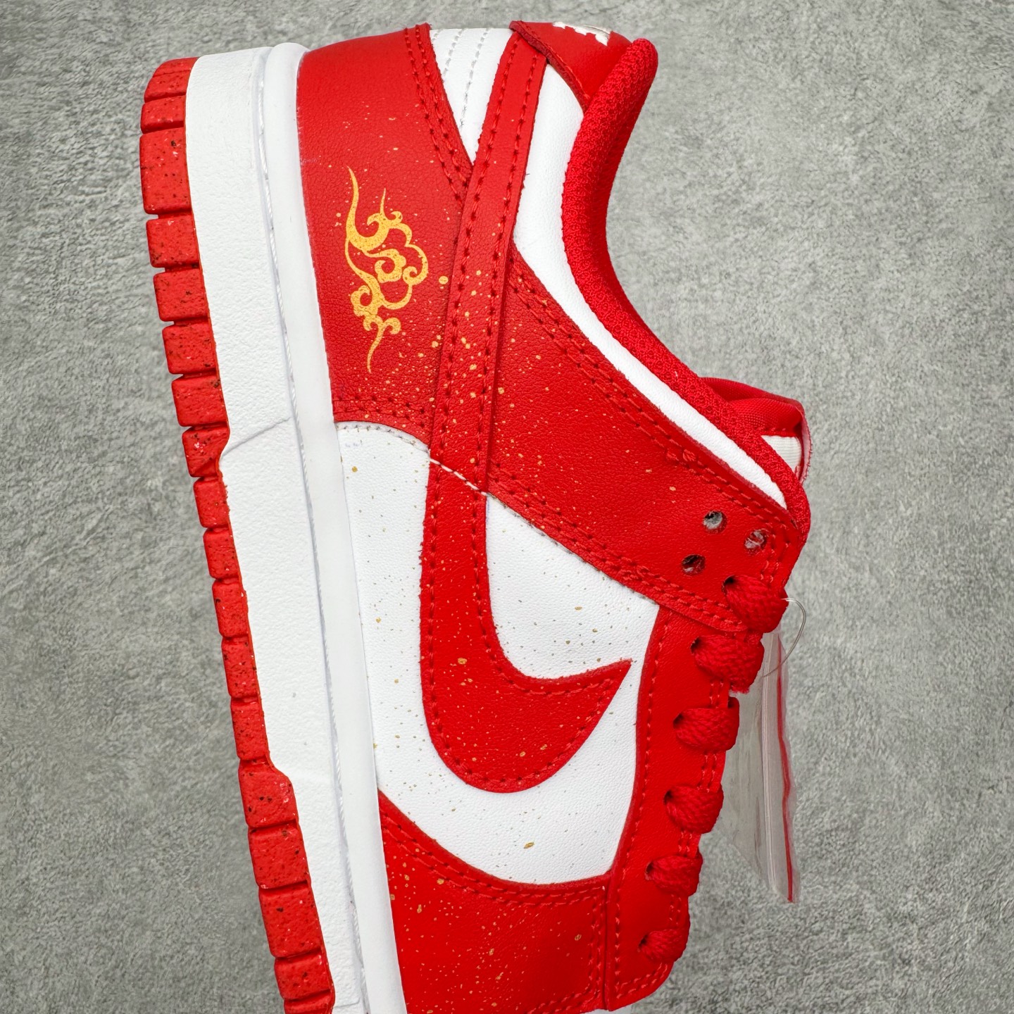 图片[6]-＃YC纯原 NK Dunk Low 祥瑞红鸳 DD1873-116 此款以经典轮廓为纸，取红为禧、留白为韵，将传统婚仪的炽热祝福织进现代步履。鞋侧金色“囍”字如印记般镌刻，珍珠与细花缠绕鞋带，恰似良缘细节里藏不住的温柔光晕，每一步都踏在传统与潮流的恰融之处。定制系列天花板 无原鞋不开发 全系列得物原鞋一比一校对开发 配色持续更新中 终端对接 优势输出 全套原厂楦头原纸板数据档案倾力打造 原汁原味莞产 极致还原 圈内最强针车工艺 高端零售指定版 广东原厂配套原盒原标 鞋盒分三个尺码段 原厂冲刀 超高清洁度 全鞋零毛边皮料切割 采用原厂百宏鞋带以及原厂百宏织唛舌标 内标可供原厂几率过验 进口原装条纹中底布 四线拉帮白色点胶 原厂拉帮手法遵循公司 原厂电绣 极致还原 尺码：36 36.5 37.5 38 38.5 39 40 40.5 41 42 42.5 43 44 44.5 45 46-选品中心