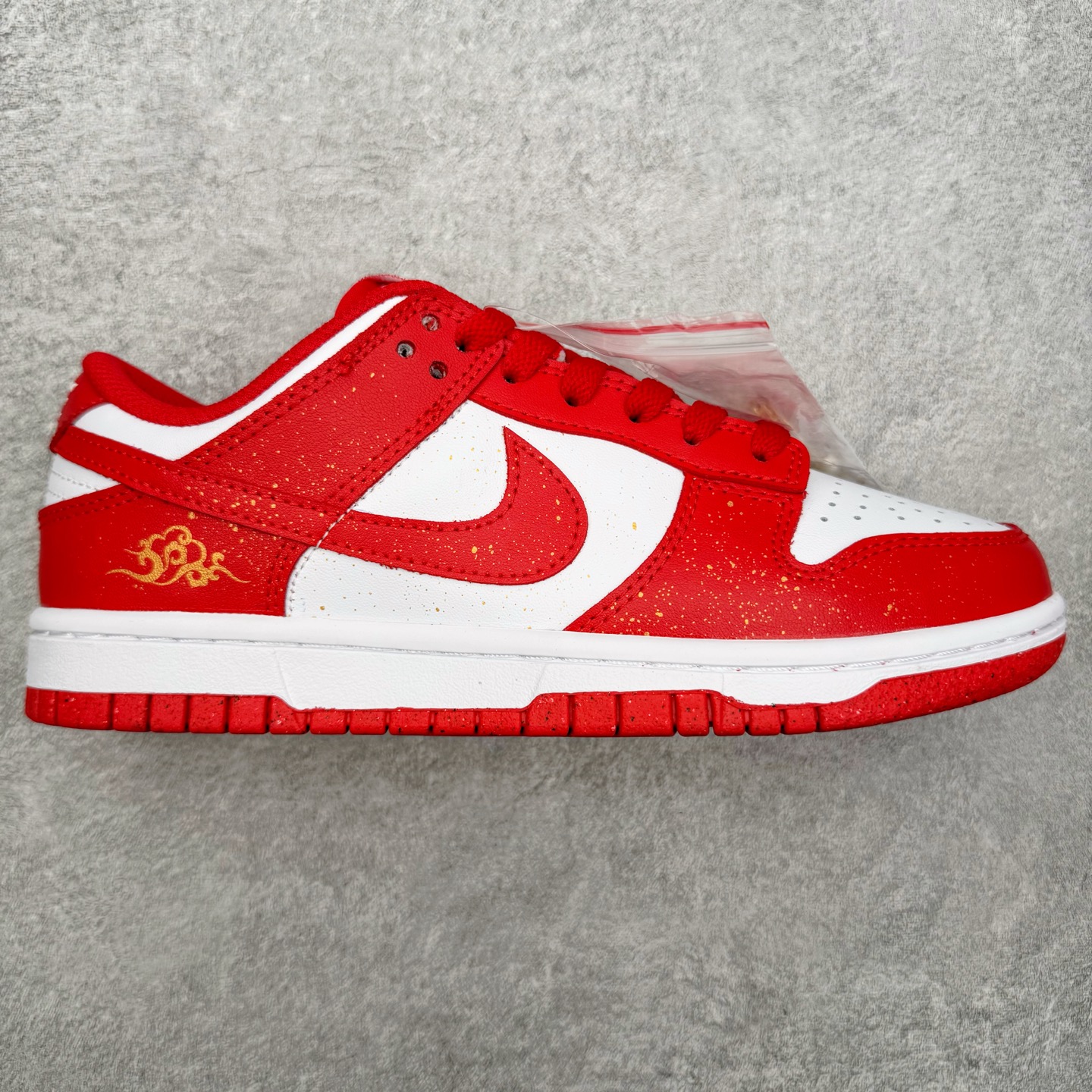 ＃YC纯原 NK Dunk Low 祥瑞红鸳 DD1873-116 此款以经典轮廓为纸，取红为禧、留白为韵，将传统婚仪的炽热祝福织进现代步履。鞋侧金色“囍”字如印记般镌刻，珍珠与细花缠绕鞋带，恰似良缘细节里藏不住的温柔光晕，每一步都踏在传统与潮流的恰融之处。定制系列天花板 无原鞋不开发 全系列得物原鞋一比一校对开发 配色持续更新中 终端对接 优势输出 全套原厂楦头原纸板数据档案倾力打造 原汁原味莞产 极致还原 圈内最强针车工艺 高端零售指定版 广东原厂配套原盒原标 鞋盒分三个尺码段 原厂冲刀 超高清洁度 全鞋零毛边皮料切割 采用原厂百宏鞋带以及原厂百宏织唛舌标 内标可供原厂几率过验 进口原装条纹中底布 四线拉帮白色点胶 原厂拉帮手法遵循公司 原厂电绣 极致还原 尺码：36 36.5 37.5 38 38.5 39 40 40.5 41 42 42.5 43 44 44.5 45 46-选品中心