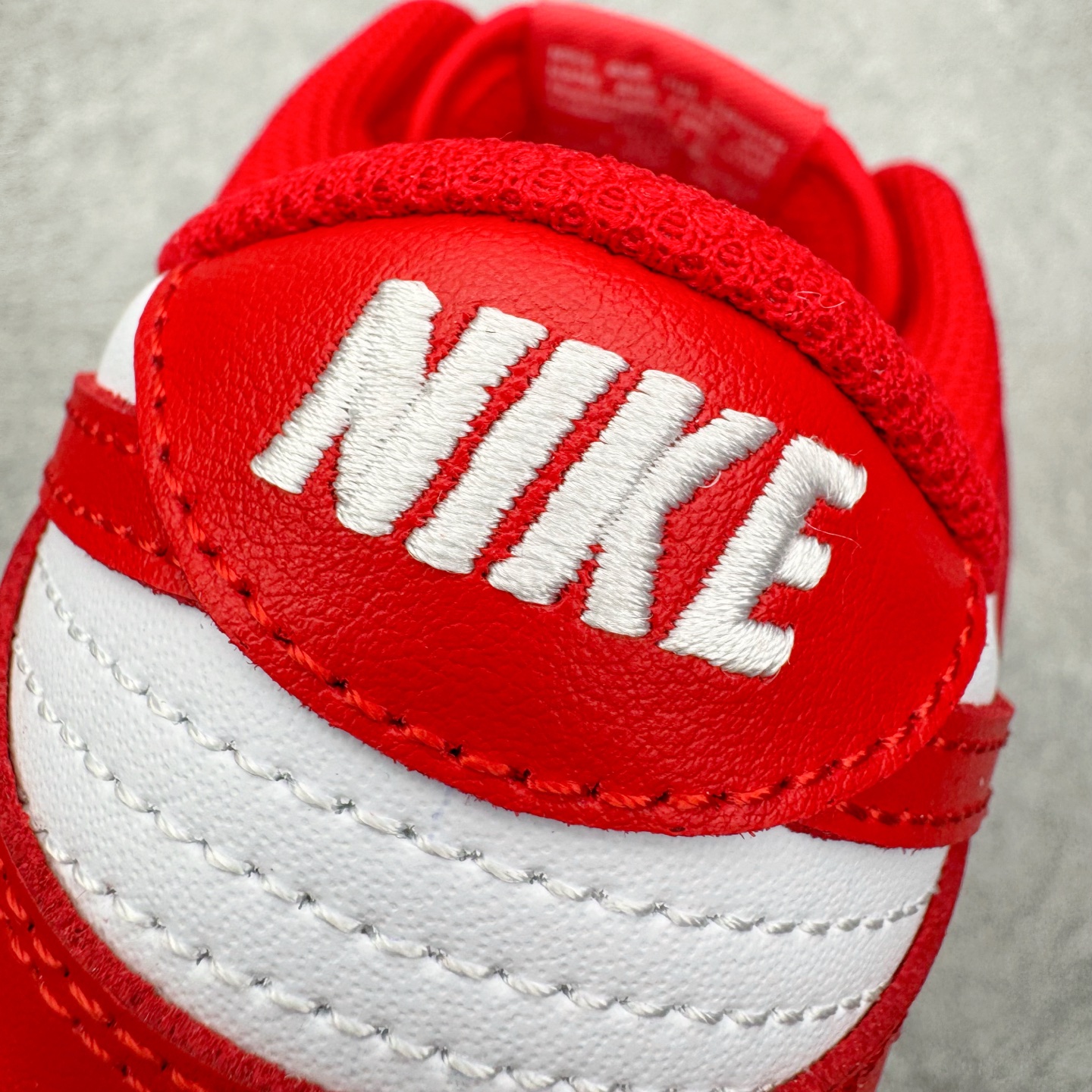 图片[15]-＃YC纯原 NK Dunk Low 祥瑞红鸳 DD1873-116 此款以经典轮廓为纸，取红为禧、留白为韵，将传统婚仪的炽热祝福织进现代步履。鞋侧金色“囍”字如印记般镌刻，珍珠与细花缠绕鞋带，恰似良缘细节里藏不住的温柔光晕，每一步都踏在传统与潮流的恰融之处。定制系列天花板 无原鞋不开发 全系列得物原鞋一比一校对开发 配色持续更新中 终端对接 优势输出 全套原厂楦头原纸板数据档案倾力打造 原汁原味莞产 极致还原 圈内最强针车工艺 高端零售指定版 广东原厂配套原盒原标 鞋盒分三个尺码段 原厂冲刀 超高清洁度 全鞋零毛边皮料切割 采用原厂百宏鞋带以及原厂百宏织唛舌标 内标可供原厂几率过验 进口原装条纹中底布 四线拉帮白色点胶 原厂拉帮手法遵循公司 原厂电绣 极致还原 尺码：36 36.5 37.5 38 38.5 39 40 40.5 41 42 42.5 43 44 44.5 45 46-选品中心