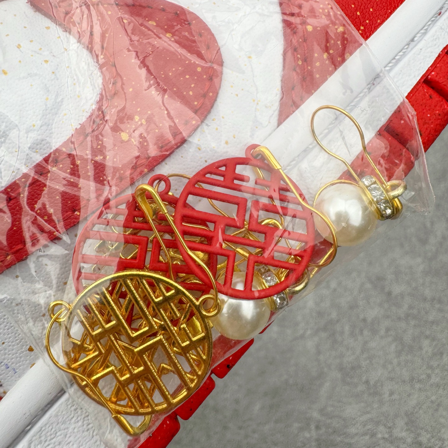 图片[13]-＃YC纯原 NK Dunk Low 祥瑞红鸳 DD1873-116 此款以经典轮廓为纸，取红为禧、留白为韵，将传统婚仪的炽热祝福织进现代步履。鞋侧金色“囍”字如印记般镌刻，珍珠与细花缠绕鞋带，恰似良缘细节里藏不住的温柔光晕，每一步都踏在传统与潮流的恰融之处。定制系列天花板 无原鞋不开发 全系列得物原鞋一比一校对开发 配色持续更新中 终端对接 优势输出 全套原厂楦头原纸板数据档案倾力打造 原汁原味莞产 极致还原 圈内最强针车工艺 高端零售指定版 广东原厂配套原盒原标 鞋盒分三个尺码段 原厂冲刀 超高清洁度 全鞋零毛边皮料切割 采用原厂百宏鞋带以及原厂百宏织唛舌标 内标可供原厂几率过验 进口原装条纹中底布 四线拉帮白色点胶 原厂拉帮手法遵循公司 原厂电绣 极致还原 尺码：36 36.5 37.5 38 38.5 39 40 40.5 41 42 42.5 43 44 44.5 45 46-选品中心