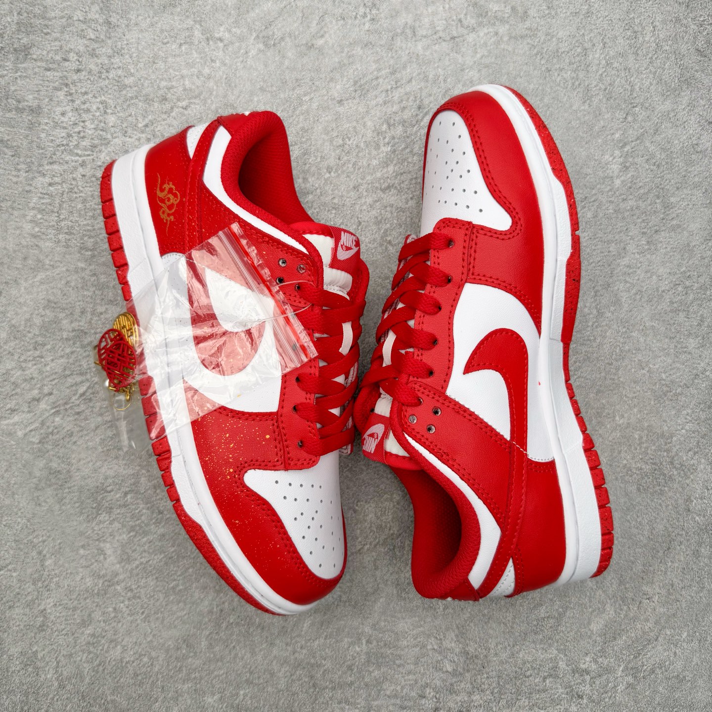 图片[3]-＃YC纯原 NK Dunk Low 祥瑞红鸳 DD1873-116 此款以经典轮廓为纸，取红为禧、留白为韵，将传统婚仪的炽热祝福织进现代步履。鞋侧金色“囍”字如印记般镌刻，珍珠与细花缠绕鞋带，恰似良缘细节里藏不住的温柔光晕，每一步都踏在传统与潮流的恰融之处。定制系列天花板 无原鞋不开发 全系列得物原鞋一比一校对开发 配色持续更新中 终端对接 优势输出 全套原厂楦头原纸板数据档案倾力打造 原汁原味莞产 极致还原 圈内最强针车工艺 高端零售指定版 广东原厂配套原盒原标 鞋盒分三个尺码段 原厂冲刀 超高清洁度 全鞋零毛边皮料切割 采用原厂百宏鞋带以及原厂百宏织唛舌标 内标可供原厂几率过验 进口原装条纹中底布 四线拉帮白色点胶 原厂拉帮手法遵循公司 原厂电绣 极致还原 尺码：36 36.5 37.5 38 38.5 39 40 40.5 41 42 42.5 43 44 44.5 45 46-选品中心