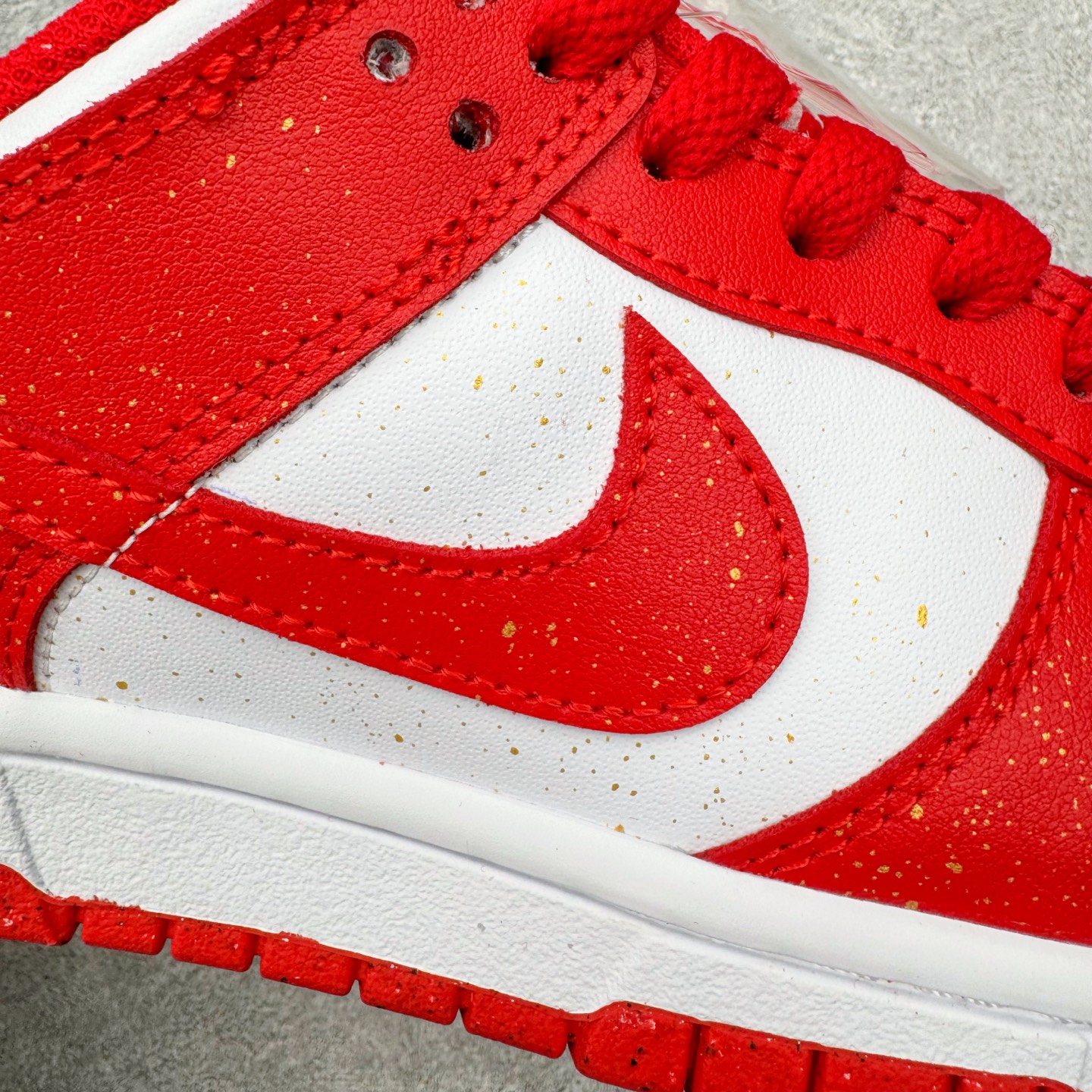 图片[17]-＃YC纯原 NK Dunk Low 祥瑞红鸳 DD1873-116 此款以经典轮廓为纸，取红为禧、留白为韵，将传统婚仪的炽热祝福织进现代步履。鞋侧金色“囍”字如印记般镌刻，珍珠与细花缠绕鞋带，恰似良缘细节里藏不住的温柔光晕，每一步都踏在传统与潮流的恰融之处。定制系列天花板 无原鞋不开发 全系列得物原鞋一比一校对开发 配色持续更新中 终端对接 优势输出 全套原厂楦头原纸板数据档案倾力打造 原汁原味莞产 极致还原 圈内最强针车工艺 高端零售指定版 广东原厂配套原盒原标 鞋盒分三个尺码段 原厂冲刀 超高清洁度 全鞋零毛边皮料切割 采用原厂百宏鞋带以及原厂百宏织唛舌标 内标可供原厂几率过验 进口原装条纹中底布 四线拉帮白色点胶 原厂拉帮手法遵循公司 原厂电绣 极致还原 尺码：36 36.5 37.5 38 38.5 39 40 40.5 41 42 42.5 43 44 44.5 45 46-选品中心