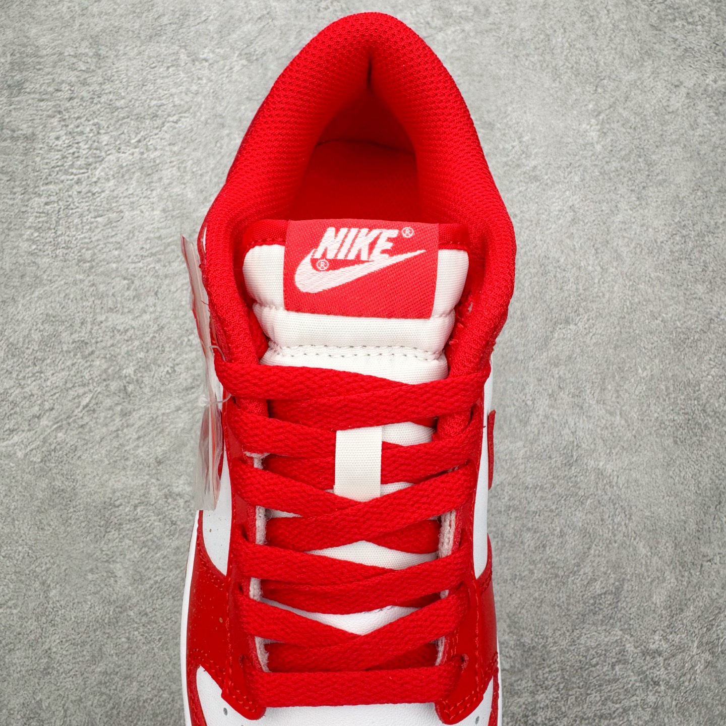图片[5]-＃YC纯原 NK Dunk Low 祥瑞红鸳 DD1873-116 此款以经典轮廓为纸，取红为禧、留白为韵，将传统婚仪的炽热祝福织进现代步履。鞋侧金色“囍”字如印记般镌刻，珍珠与细花缠绕鞋带，恰似良缘细节里藏不住的温柔光晕，每一步都踏在传统与潮流的恰融之处。定制系列天花板 无原鞋不开发 全系列得物原鞋一比一校对开发 配色持续更新中 终端对接 优势输出 全套原厂楦头原纸板数据档案倾力打造 原汁原味莞产 极致还原 圈内最强针车工艺 高端零售指定版 广东原厂配套原盒原标 鞋盒分三个尺码段 原厂冲刀 超高清洁度 全鞋零毛边皮料切割 采用原厂百宏鞋带以及原厂百宏织唛舌标 内标可供原厂几率过验 进口原装条纹中底布 四线拉帮白色点胶 原厂拉帮手法遵循公司 原厂电绣 极致还原 尺码：36 36.5 37.5 38 38.5 39 40 40.5 41 42 42.5 43 44 44.5 45 46-选品中心