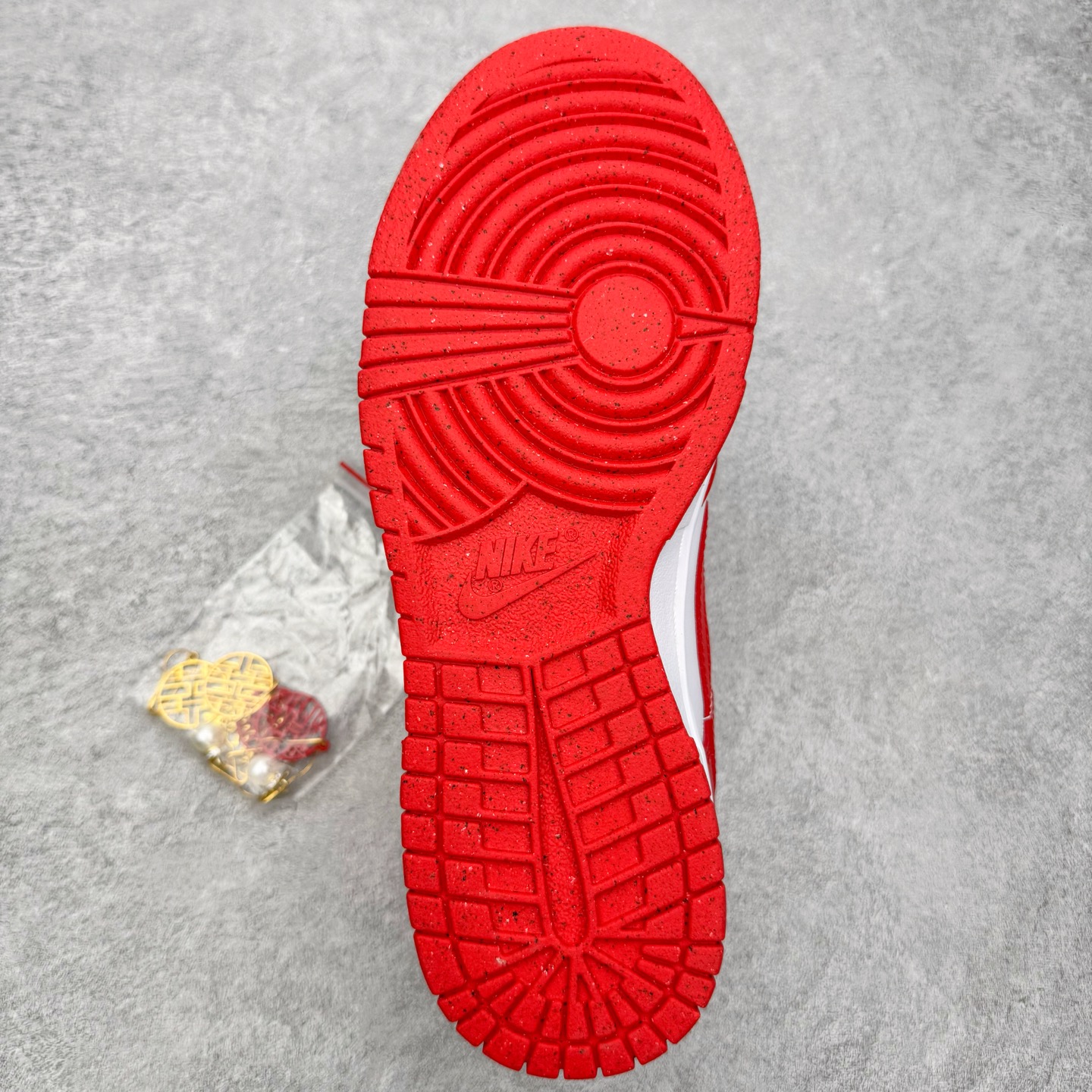 图片[9]-＃YC纯原 NK Dunk Low 祥瑞红鸳 DD1873-116 此款以经典轮廓为纸，取红为禧、留白为韵，将传统婚仪的炽热祝福织进现代步履。鞋侧金色“囍”字如印记般镌刻，珍珠与细花缠绕鞋带，恰似良缘细节里藏不住的温柔光晕，每一步都踏在传统与潮流的恰融之处。定制系列天花板 无原鞋不开发 全系列得物原鞋一比一校对开发 配色持续更新中 终端对接 优势输出 全套原厂楦头原纸板数据档案倾力打造 原汁原味莞产 极致还原 圈内最强针车工艺 高端零售指定版 广东原厂配套原盒原标 鞋盒分三个尺码段 原厂冲刀 超高清洁度 全鞋零毛边皮料切割 采用原厂百宏鞋带以及原厂百宏织唛舌标 内标可供原厂几率过验 进口原装条纹中底布 四线拉帮白色点胶 原厂拉帮手法遵循公司 原厂电绣 极致还原 尺码：36 36.5 37.5 38 38.5 39 40 40.5 41 42 42.5 43 44 44.5 45 46-选品中心