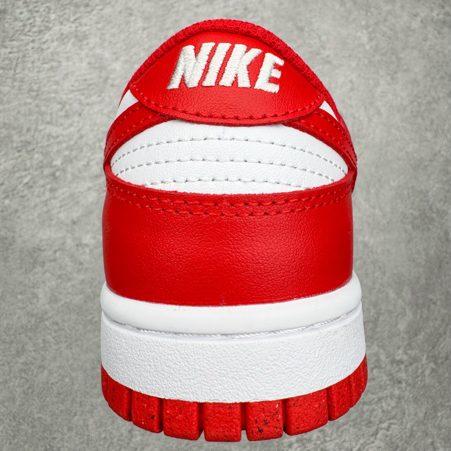 图片[8]-＃YC纯原 NK Dunk Low 祥瑞红鸳 DD1873-116 此款以经典轮廓为纸，取红为禧、留白为韵，将传统婚仪的炽热祝福织进现代步履。鞋侧金色“囍”字如印记般镌刻，珍珠与细花缠绕鞋带，恰似良缘细节里藏不住的温柔光晕，每一步都踏在传统与潮流的恰融之处。定制系列天花板 无原鞋不开发 全系列得物原鞋一比一校对开发 配色持续更新中 终端对接 优势输出 全套原厂楦头原纸板数据档案倾力打造 原汁原味莞产 极致还原 圈内最强针车工艺 高端零售指定版 广东原厂配套原盒原标 鞋盒分三个尺码段 原厂冲刀 超高清洁度 全鞋零毛边皮料切割 采用原厂百宏鞋带以及原厂百宏织唛舌标 内标可供原厂几率过验 进口原装条纹中底布 四线拉帮白色点胶 原厂拉帮手法遵循公司 原厂电绣 极致还原 尺码：36 36.5 37.5 38 38.5 39 40 40.5 41 42 42.5 43 44 44.5 45 46-选品中心