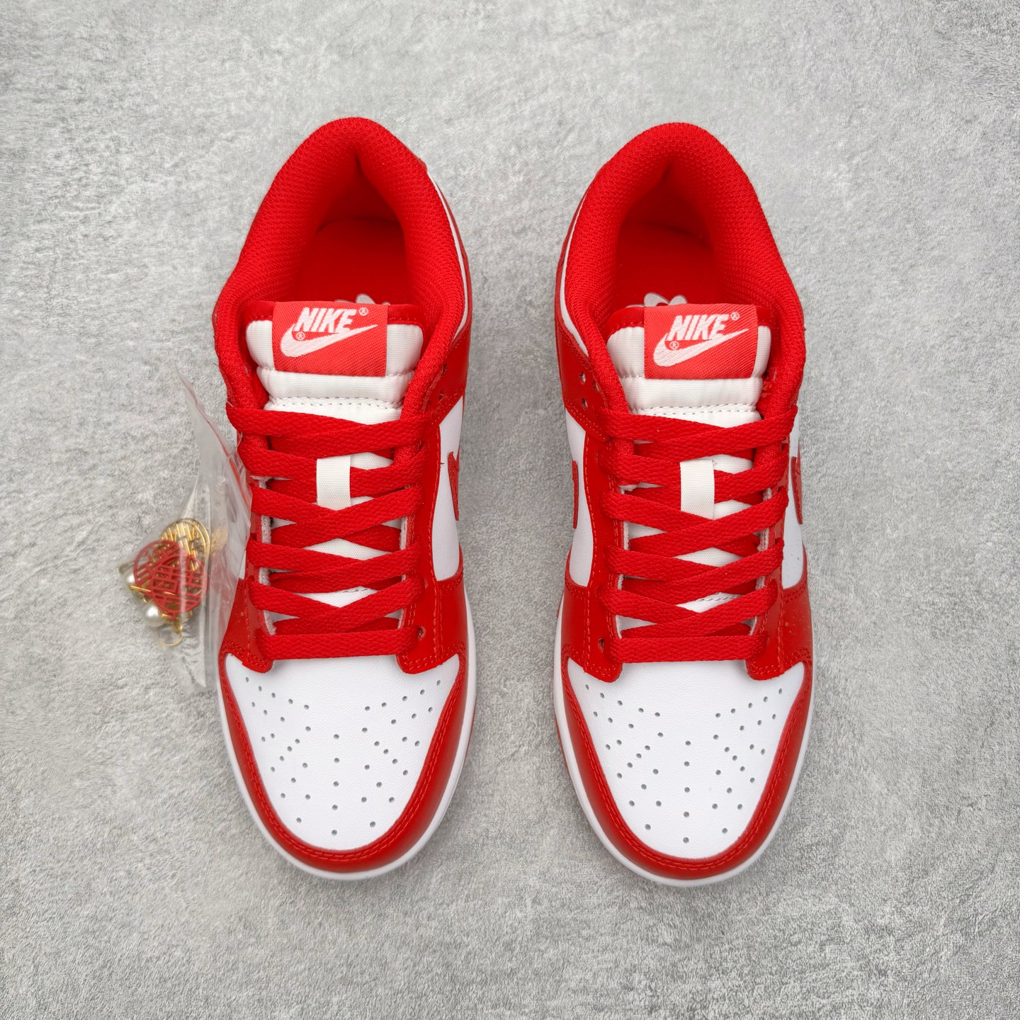 图片[2]-＃YC纯原 NK Dunk Low 祥瑞红鸳 DD1873-116 此款以经典轮廓为纸，取红为禧、留白为韵，将传统婚仪的炽热祝福织进现代步履。鞋侧金色“囍”字如印记般镌刻，珍珠与细花缠绕鞋带，恰似良缘细节里藏不住的温柔光晕，每一步都踏在传统与潮流的恰融之处。定制系列天花板 无原鞋不开发 全系列得物原鞋一比一校对开发 配色持续更新中 终端对接 优势输出 全套原厂楦头原纸板数据档案倾力打造 原汁原味莞产 极致还原 圈内最强针车工艺 高端零售指定版 广东原厂配套原盒原标 鞋盒分三个尺码段 原厂冲刀 超高清洁度 全鞋零毛边皮料切割 采用原厂百宏鞋带以及原厂百宏织唛舌标 内标可供原厂几率过验 进口原装条纹中底布 四线拉帮白色点胶 原厂拉帮手法遵循公司 原厂电绣 极致还原 尺码：36 36.5 37.5 38 38.5 39 40 40.5 41 42 42.5 43 44 44.5 45 46-选品中心
