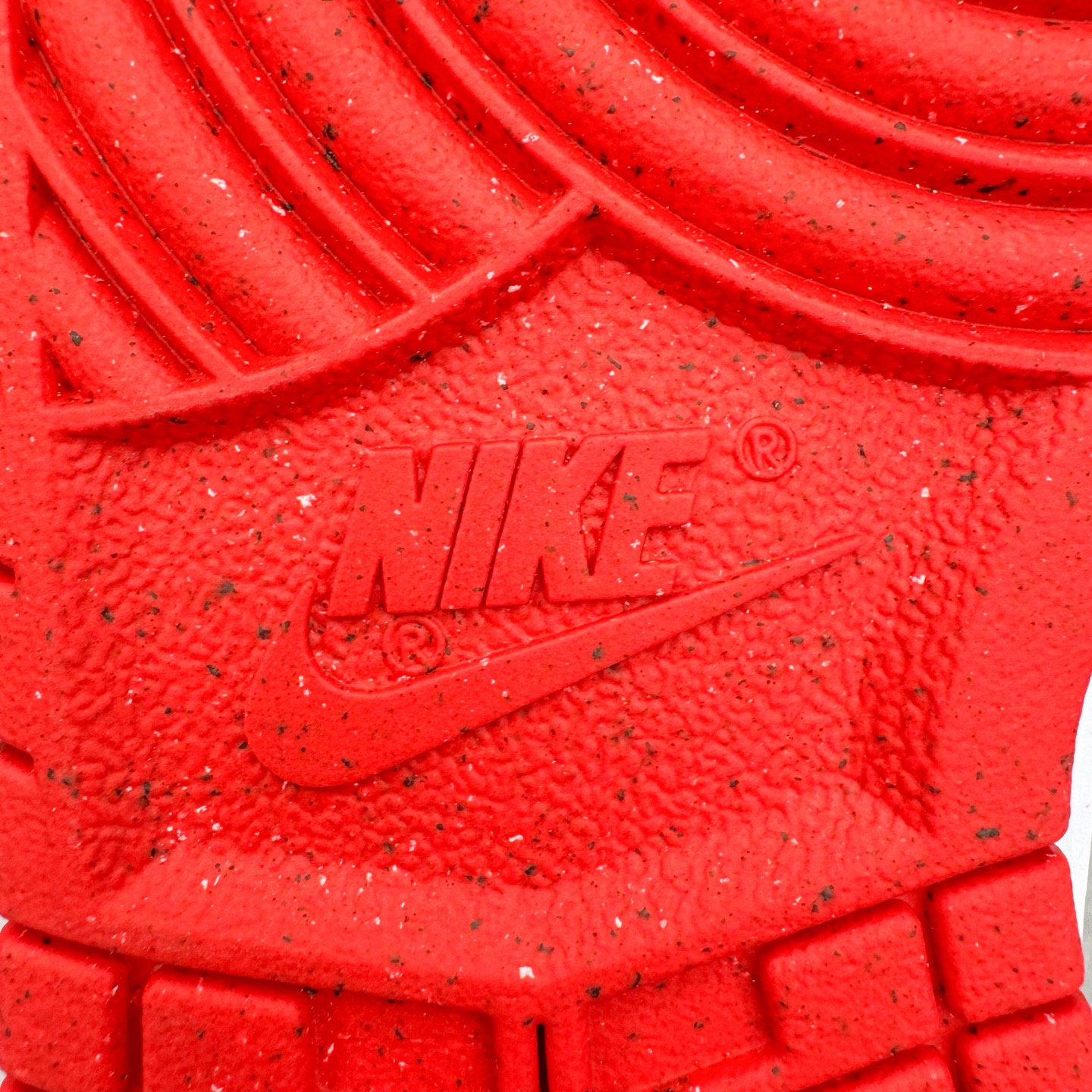 图片[19]-＃YC纯原 NK Dunk Low 祥瑞红鸳 DD1873-116 此款以经典轮廓为纸，取红为禧、留白为韵，将传统婚仪的炽热祝福织进现代步履。鞋侧金色“囍”字如印记般镌刻，珍珠与细花缠绕鞋带，恰似良缘细节里藏不住的温柔光晕，每一步都踏在传统与潮流的恰融之处。定制系列天花板 无原鞋不开发 全系列得物原鞋一比一校对开发 配色持续更新中 终端对接 优势输出 全套原厂楦头原纸板数据档案倾力打造 原汁原味莞产 极致还原 圈内最强针车工艺 高端零售指定版 广东原厂配套原盒原标 鞋盒分三个尺码段 原厂冲刀 超高清洁度 全鞋零毛边皮料切割 采用原厂百宏鞋带以及原厂百宏织唛舌标 内标可供原厂几率过验 进口原装条纹中底布 四线拉帮白色点胶 原厂拉帮手法遵循公司 原厂电绣 极致还原 尺码：36 36.5 37.5 38 38.5 39 40 40.5 41 42 42.5 43 44 44.5 45 46-选品中心