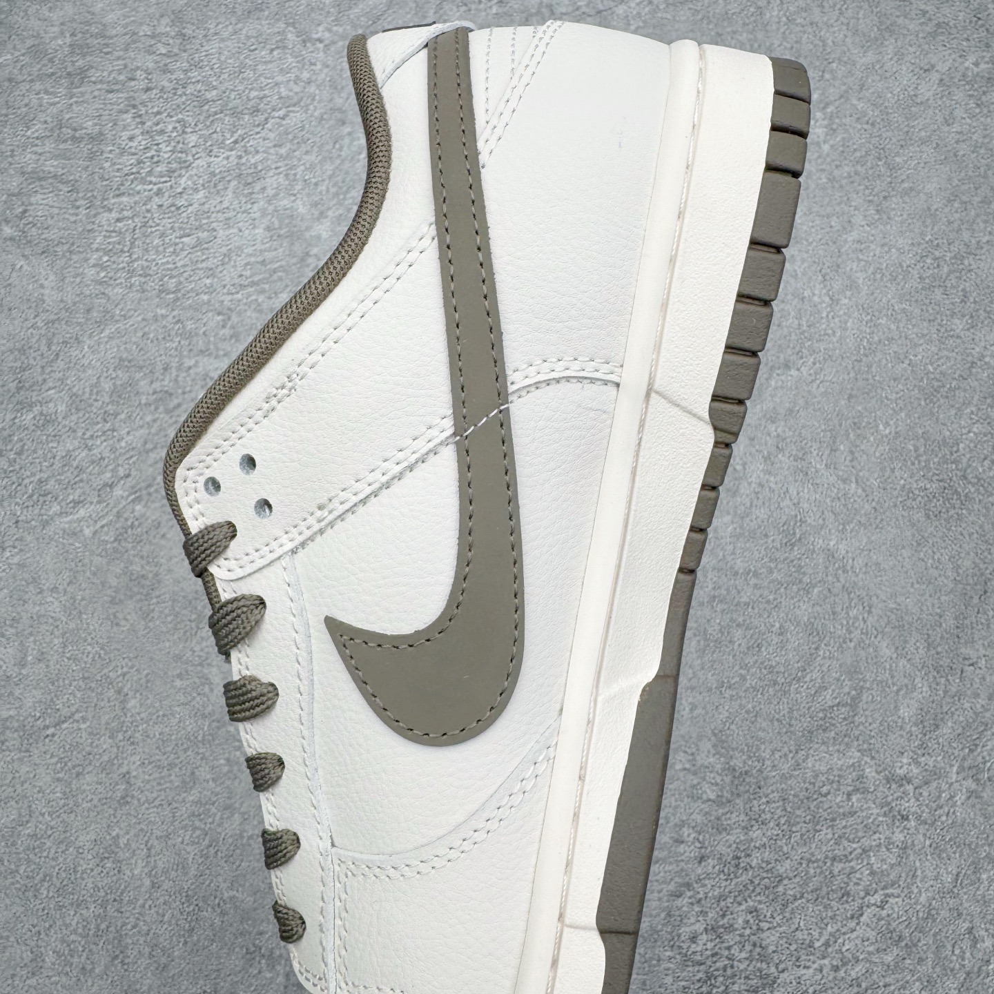 图片[7]-＃YC纯原 NK Dunk Low 古柯棕 WG0716-153 当城市还未苏醒，第一缕天光浸染山雾，米白鞋面到浅色棕大底的渐变，像从薄暮走入密林，一步一层质感。深灰Swoosh如岩石切割雾气的利落笔触，「Victory」是侧影里无声的宣告，用线条演绎的鞋，才是衣橱里真正的锚点。定制系列天花板 无原鞋不开发 全系列得物原鞋一比一校对开发 配色持续更新中 终端对接 优势输出 全套原厂楦头原纸板数据档案倾力打造 原汁原味莞产 极致还原 圈内最强针车工艺 高端零售指定版 广东原厂配套原盒原标 鞋盒分三个尺码段 原厂冲刀 超高清洁度 全鞋零毛边皮料切割 采用原厂百宏鞋带以及原厂百宏织唛舌标 内标可供原厂几率过验 进口原装条纹中底布 四线拉帮白色点胶 原厂拉帮手法遵循公司 原厂电绣 极致还原 SIZE 40 40.5 41 42 42.5 43 44 44.5 45 46-选品中心