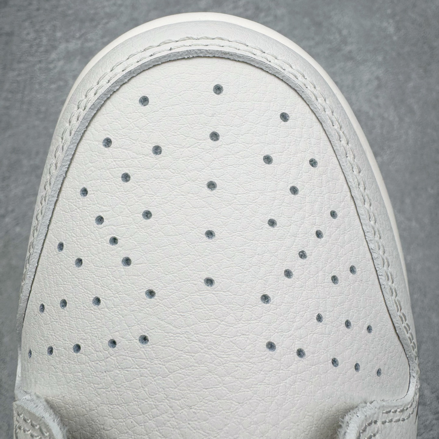 图片[11]-＃YC纯原 NK Dunk Low 古柯棕 WG0716-153 当城市还未苏醒，第一缕天光浸染山雾，米白鞋面到浅色棕大底的渐变，像从薄暮走入密林，一步一层质感。深灰Swoosh如岩石切割雾气的利落笔触，「Victory」是侧影里无声的宣告，用线条演绎的鞋，才是衣橱里真正的锚点。定制系列天花板 无原鞋不开发 全系列得物原鞋一比一校对开发 配色持续更新中 终端对接 优势输出 全套原厂楦头原纸板数据档案倾力打造 原汁原味莞产 极致还原 圈内最强针车工艺 高端零售指定版 广东原厂配套原盒原标 鞋盒分三个尺码段 原厂冲刀 超高清洁度 全鞋零毛边皮料切割 采用原厂百宏鞋带以及原厂百宏织唛舌标 内标可供原厂几率过验 进口原装条纹中底布 四线拉帮白色点胶 原厂拉帮手法遵循公司 原厂电绣 极致还原 SIZE 40 40.5 41 42 42.5 43 44 44.5 45 46-选品中心