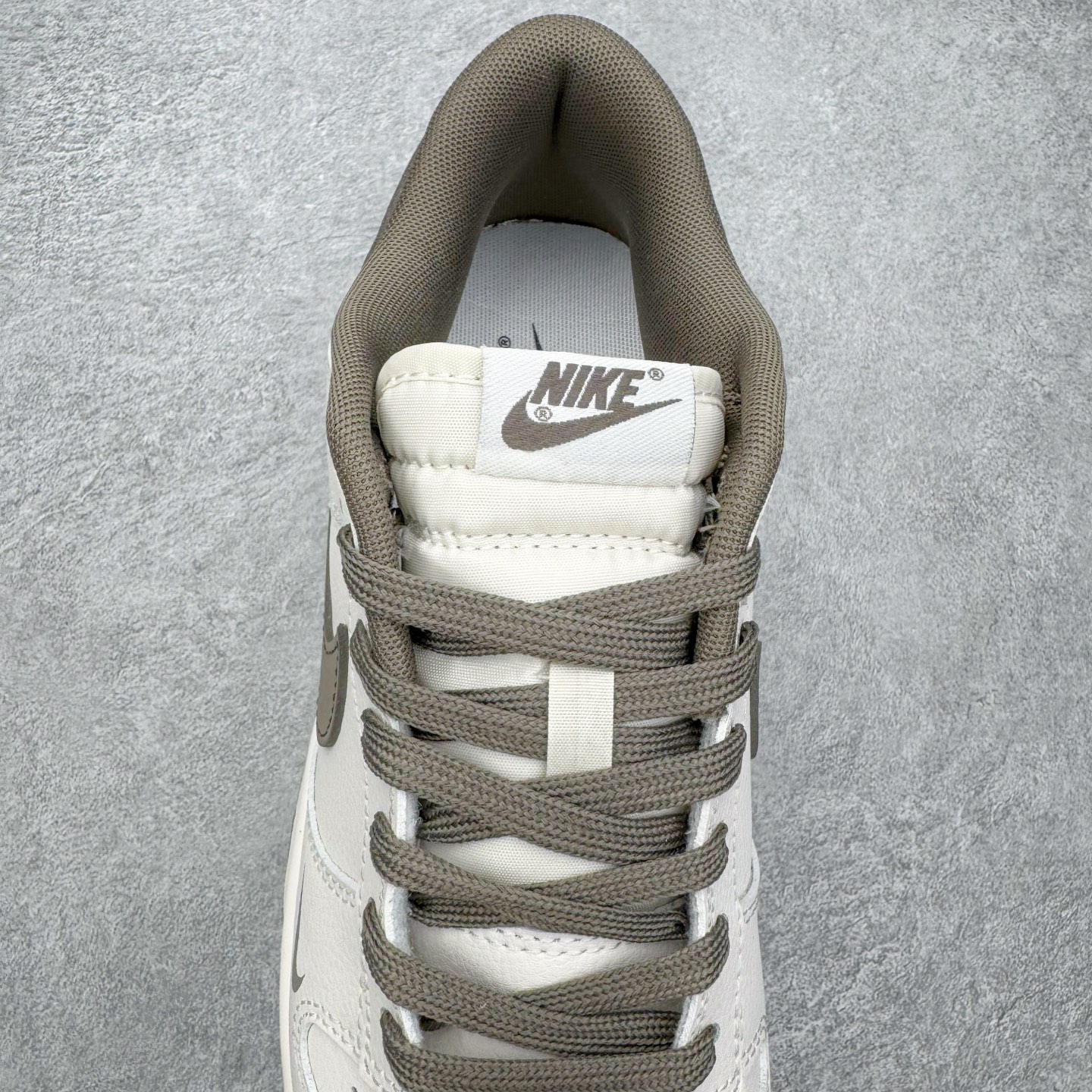 图片[5]-＃YC纯原 NK Dunk Low 古柯棕 WG0716-153 当城市还未苏醒，第一缕天光浸染山雾，米白鞋面到浅色棕大底的渐变，像从薄暮走入密林，一步一层质感。深灰Swoosh如岩石切割雾气的利落笔触，「Victory」是侧影里无声的宣告，用线条演绎的鞋，才是衣橱里真正的锚点。定制系列天花板 无原鞋不开发 全系列得物原鞋一比一校对开发 配色持续更新中 终端对接 优势输出 全套原厂楦头原纸板数据档案倾力打造 原汁原味莞产 极致还原 圈内最强针车工艺 高端零售指定版 广东原厂配套原盒原标 鞋盒分三个尺码段 原厂冲刀 超高清洁度 全鞋零毛边皮料切割 采用原厂百宏鞋带以及原厂百宏织唛舌标 内标可供原厂几率过验 进口原装条纹中底布 四线拉帮白色点胶 原厂拉帮手法遵循公司 原厂电绣 极致还原 SIZE 40 40.5 41 42 42.5 43 44 44.5 45 46-选品中心