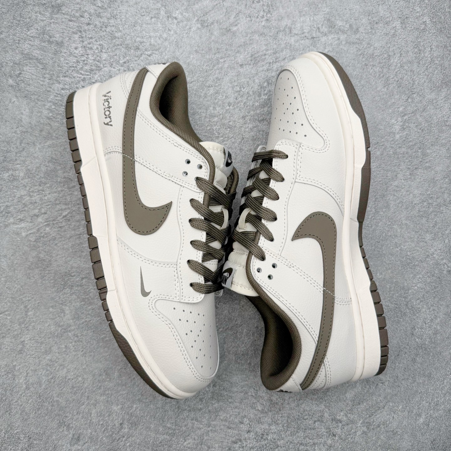 图片[3]-＃YC纯原 NK Dunk Low 古柯棕 WG0716-153 当城市还未苏醒，第一缕天光浸染山雾，米白鞋面到浅色棕大底的渐变，像从薄暮走入密林，一步一层质感。深灰Swoosh如岩石切割雾气的利落笔触，「Victory」是侧影里无声的宣告，用线条演绎的鞋，才是衣橱里真正的锚点。定制系列天花板 无原鞋不开发 全系列得物原鞋一比一校对开发 配色持续更新中 终端对接 优势输出 全套原厂楦头原纸板数据档案倾力打造 原汁原味莞产 极致还原 圈内最强针车工艺 高端零售指定版 广东原厂配套原盒原标 鞋盒分三个尺码段 原厂冲刀 超高清洁度 全鞋零毛边皮料切割 采用原厂百宏鞋带以及原厂百宏织唛舌标 内标可供原厂几率过验 进口原装条纹中底布 四线拉帮白色点胶 原厂拉帮手法遵循公司 原厂电绣 极致还原 SIZE 40 40.5 41 42 42.5 43 44 44.5 45 46-选品中心