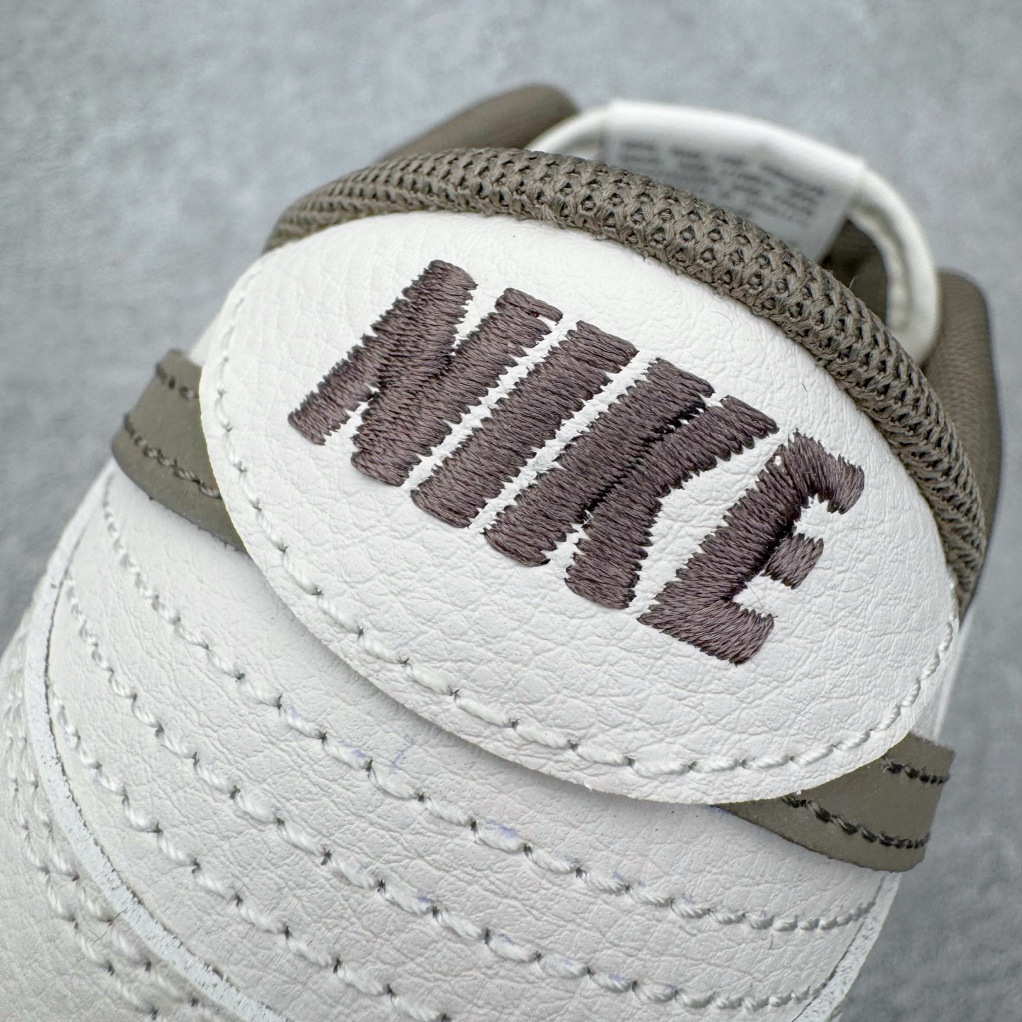 图片[12]-＃YC纯原 NK Dunk Low 古柯棕 WG0716-153 当城市还未苏醒，第一缕天光浸染山雾，米白鞋面到浅色棕大底的渐变，像从薄暮走入密林，一步一层质感。深灰Swoosh如岩石切割雾气的利落笔触，「Victory」是侧影里无声的宣告，用线条演绎的鞋，才是衣橱里真正的锚点。定制系列天花板 无原鞋不开发 全系列得物原鞋一比一校对开发 配色持续更新中 终端对接 优势输出 全套原厂楦头原纸板数据档案倾力打造 原汁原味莞产 极致还原 圈内最强针车工艺 高端零售指定版 广东原厂配套原盒原标 鞋盒分三个尺码段 原厂冲刀 超高清洁度 全鞋零毛边皮料切割 采用原厂百宏鞋带以及原厂百宏织唛舌标 内标可供原厂几率过验 进口原装条纹中底布 四线拉帮白色点胶 原厂拉帮手法遵循公司 原厂电绣 极致还原 SIZE 40 40.5 41 42 42.5 43 44 44.5 45 46-选品中心