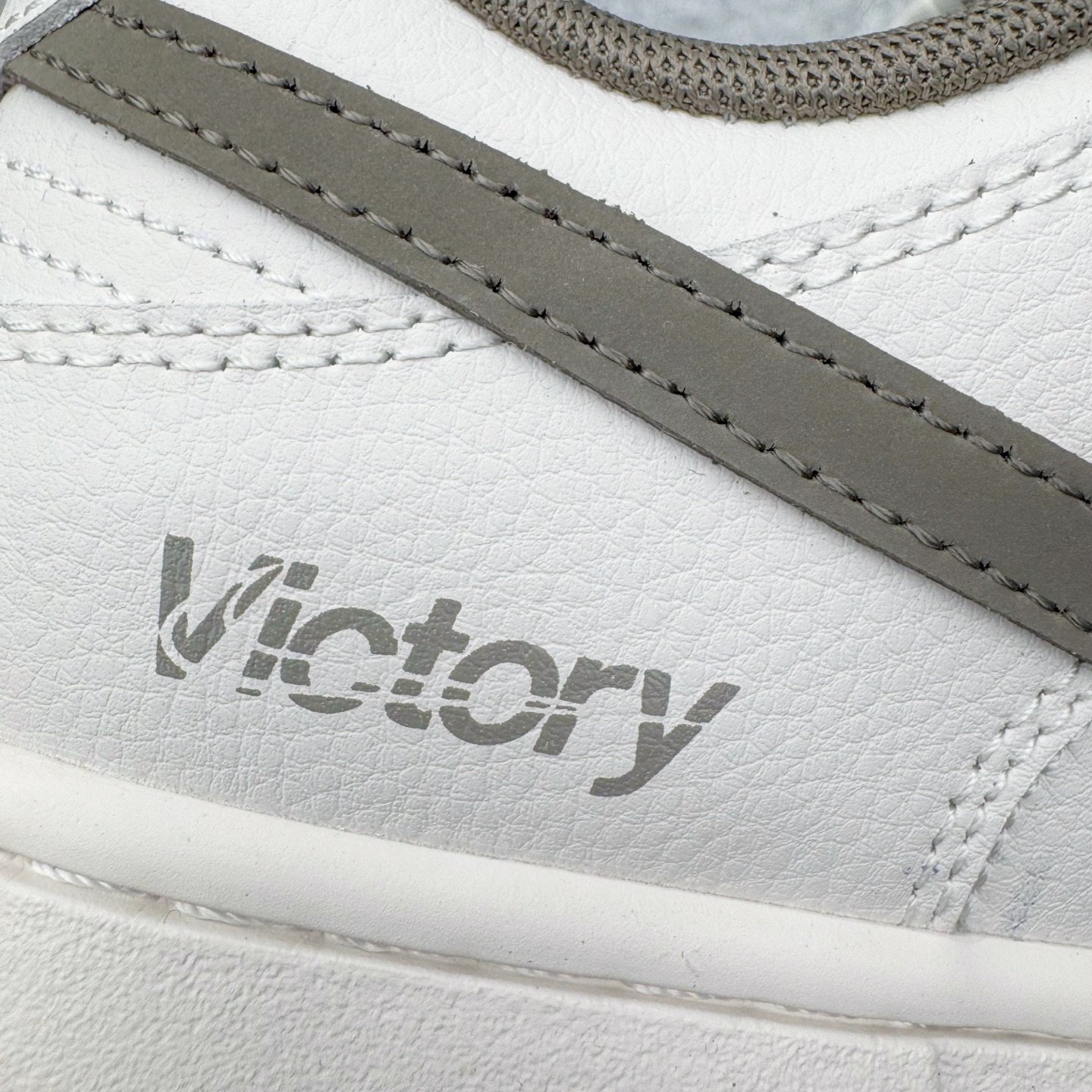 图片[13]-＃YC纯原 NK Dunk Low 古柯棕 WG0716-153 当城市还未苏醒，第一缕天光浸染山雾，米白鞋面到浅色棕大底的渐变，像从薄暮走入密林，一步一层质感。深灰Swoosh如岩石切割雾气的利落笔触，「Victory」是侧影里无声的宣告，用线条演绎的鞋，才是衣橱里真正的锚点。定制系列天花板 无原鞋不开发 全系列得物原鞋一比一校对开发 配色持续更新中 终端对接 优势输出 全套原厂楦头原纸板数据档案倾力打造 原汁原味莞产 极致还原 圈内最强针车工艺 高端零售指定版 广东原厂配套原盒原标 鞋盒分三个尺码段 原厂冲刀 超高清洁度 全鞋零毛边皮料切割 采用原厂百宏鞋带以及原厂百宏织唛舌标 内标可供原厂几率过验 进口原装条纹中底布 四线拉帮白色点胶 原厂拉帮手法遵循公司 原厂电绣 极致还原 SIZE 40 40.5 41 42 42.5 43 44 44.5 45 46-选品中心